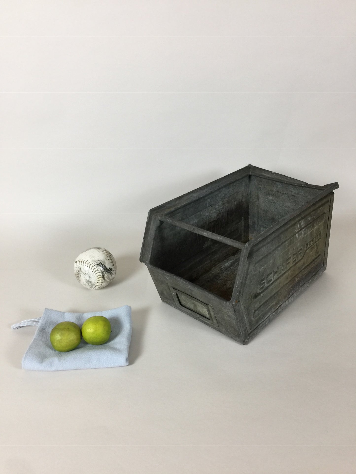 Schönes und rohes Metallgehäuse