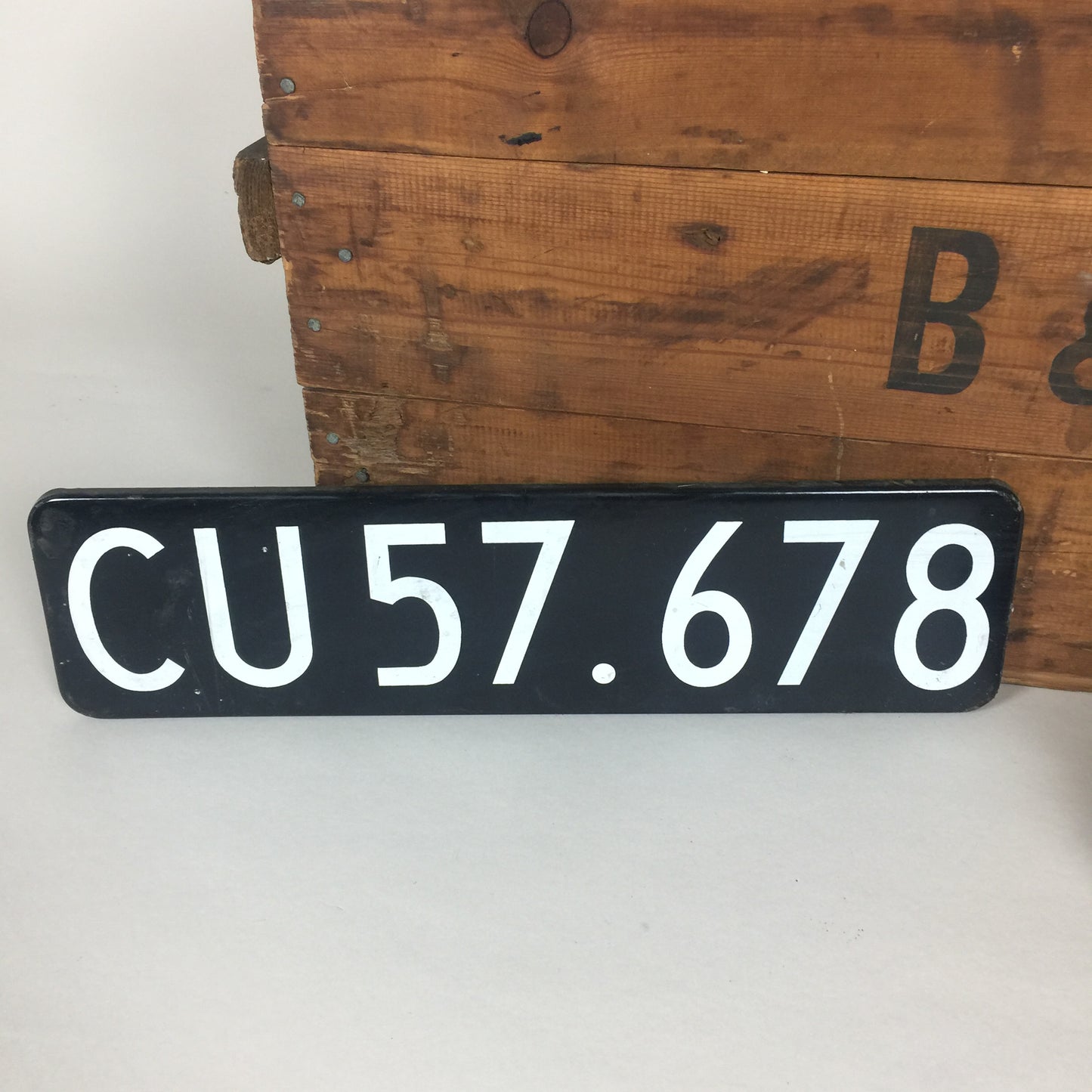 Raues und altes Nummernschild