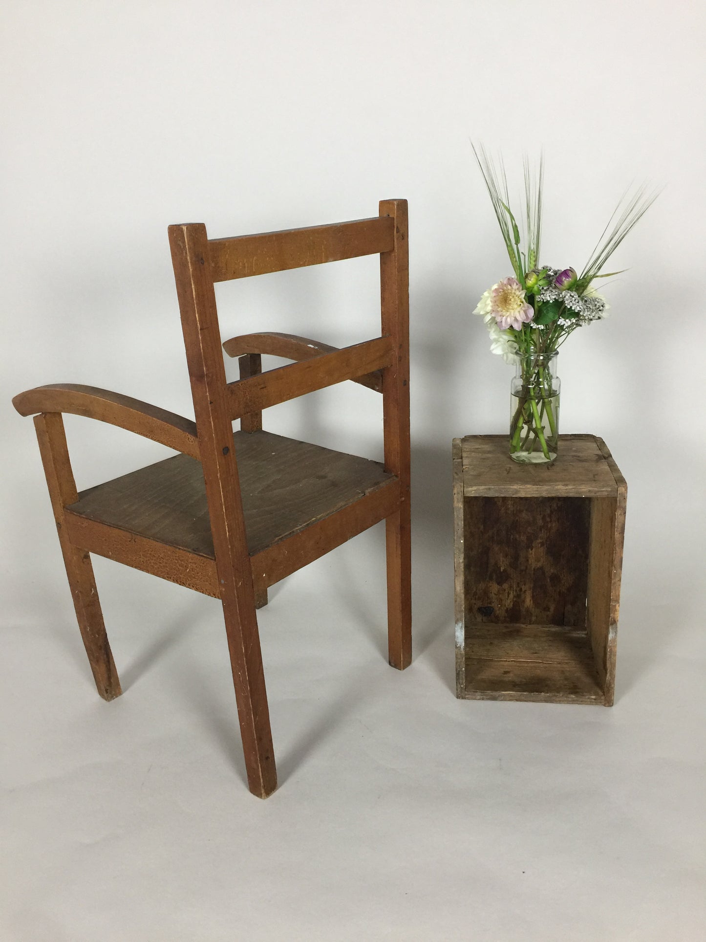 Schöner kleiner Kinderstuhl aus Holz