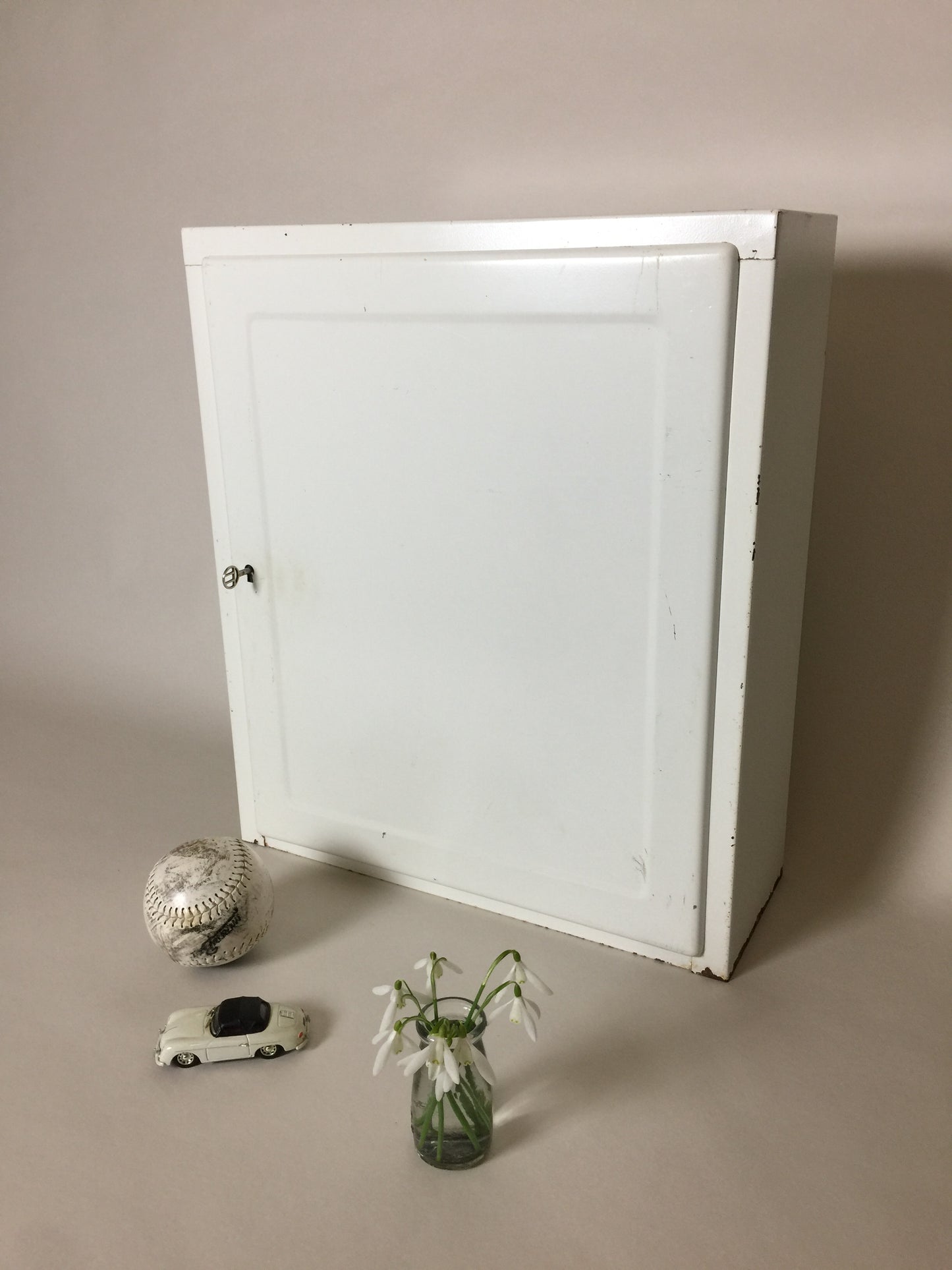 Schöner Medizinschrank aus Metall mit Glasregal