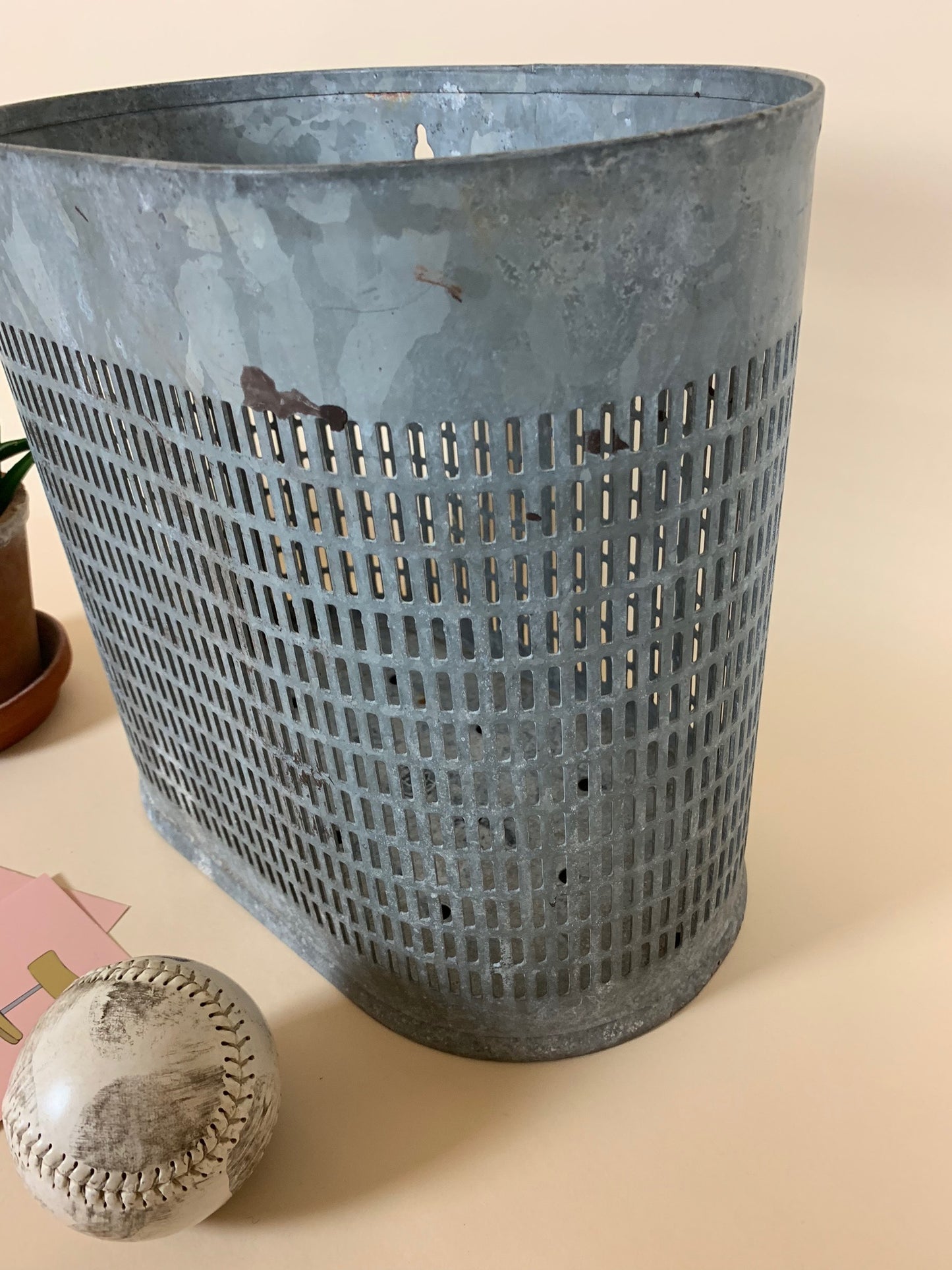 Design-Mülleimer aus Metall