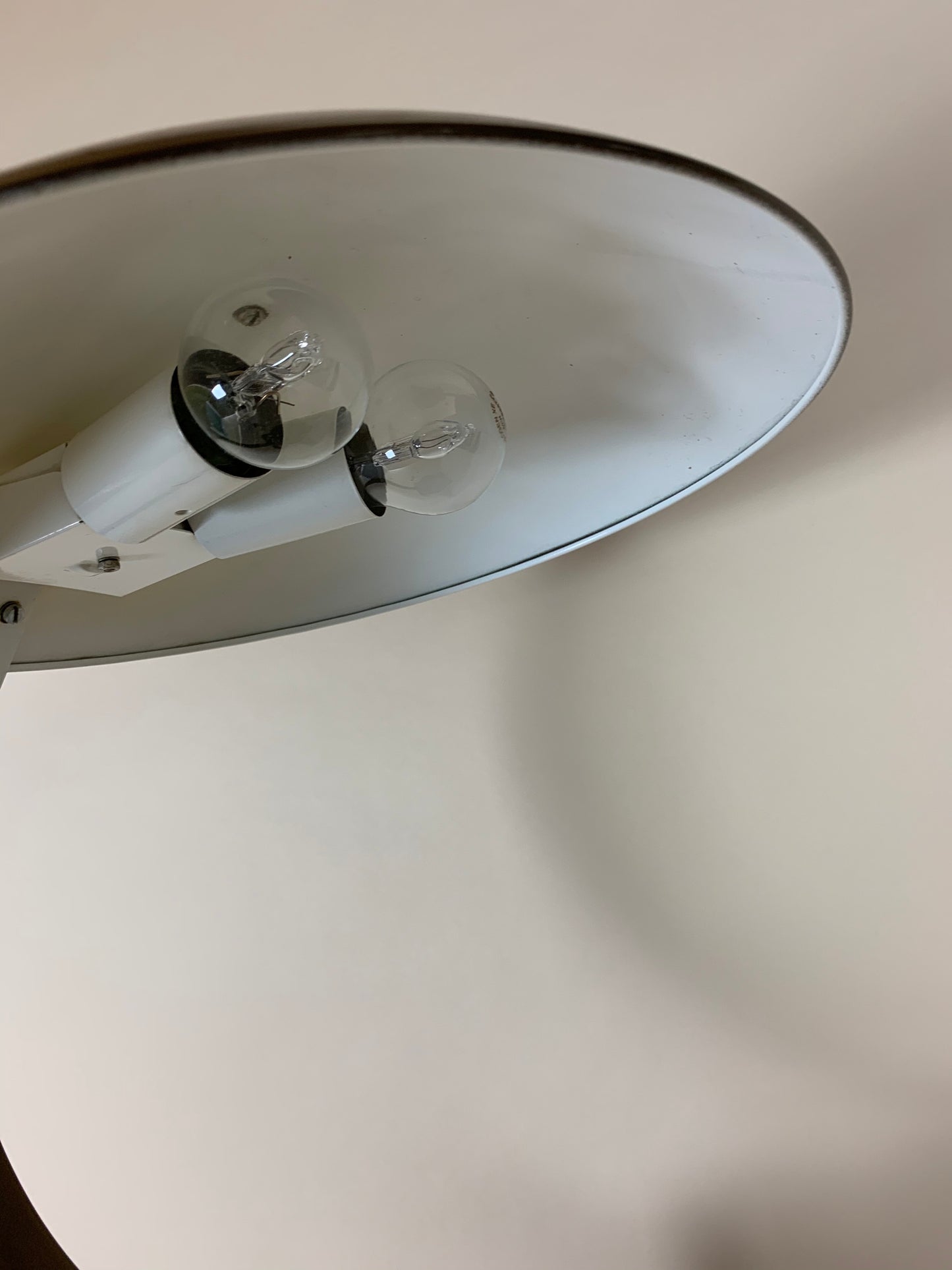 Egon Hillebrand Messinglampe mit schwarzem Fuß