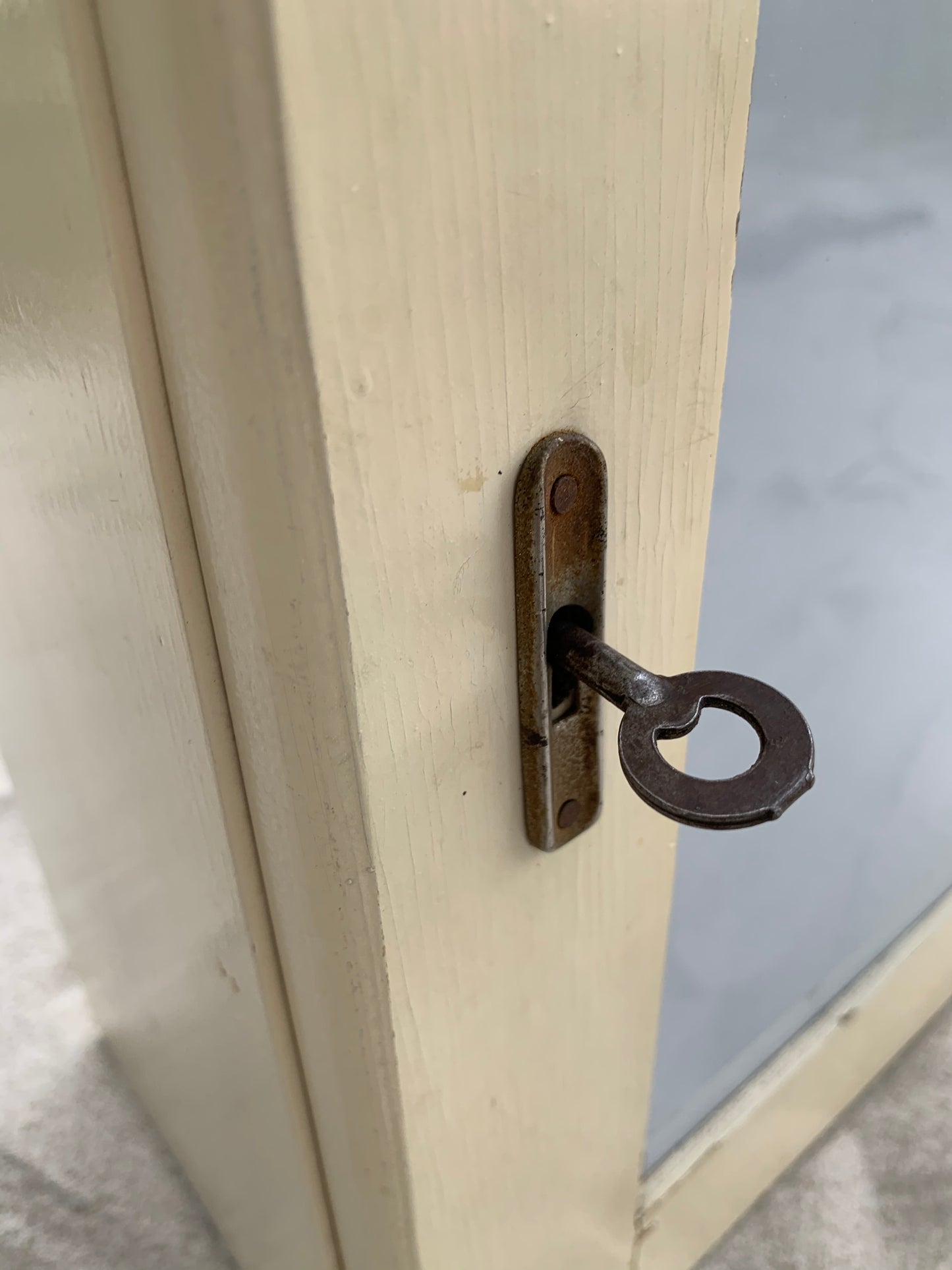 Medizinschrank mit Glasböden