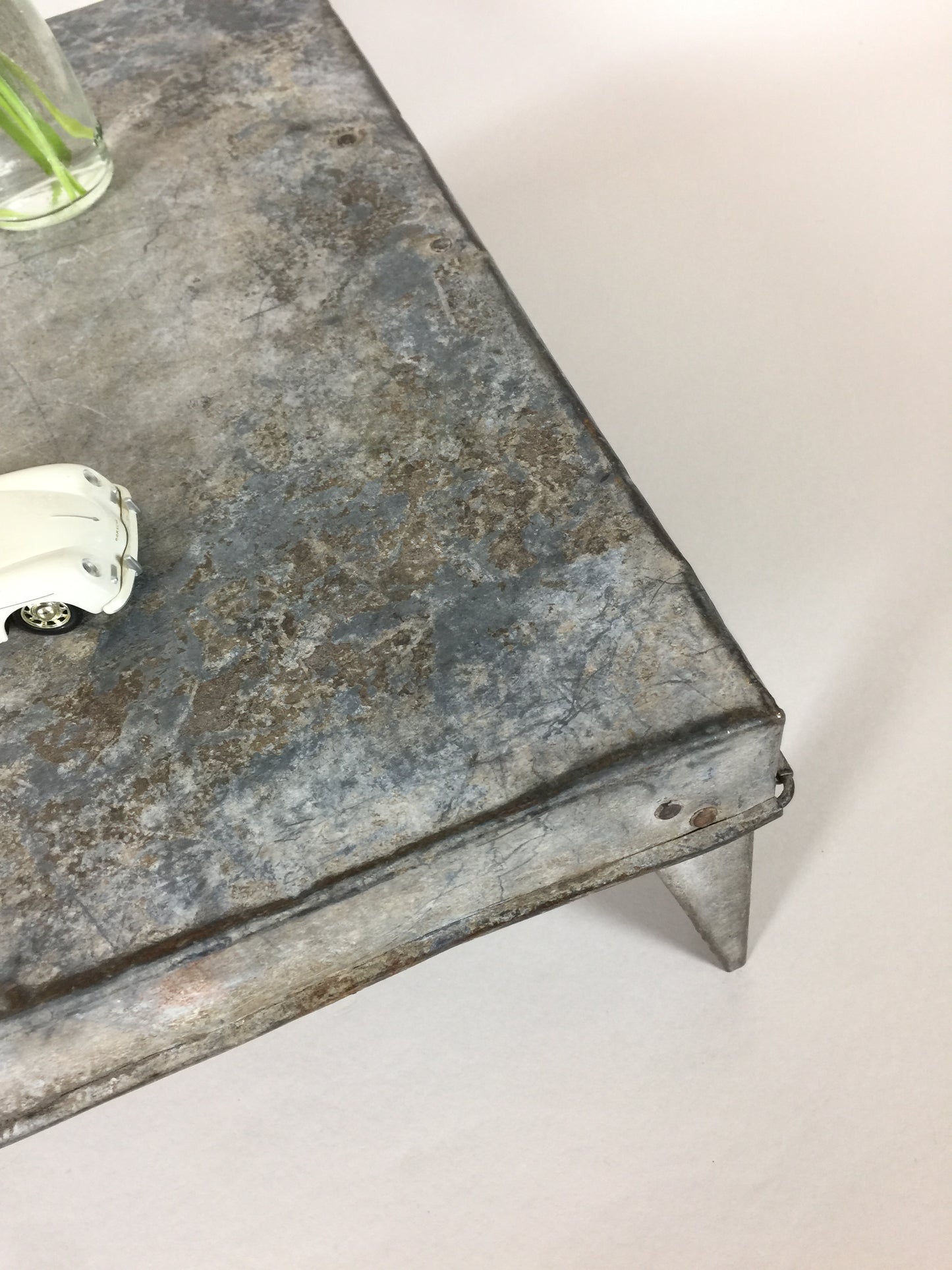 Niedriger Tabletttisch oder Pflanzentisch.... Sie entscheiden