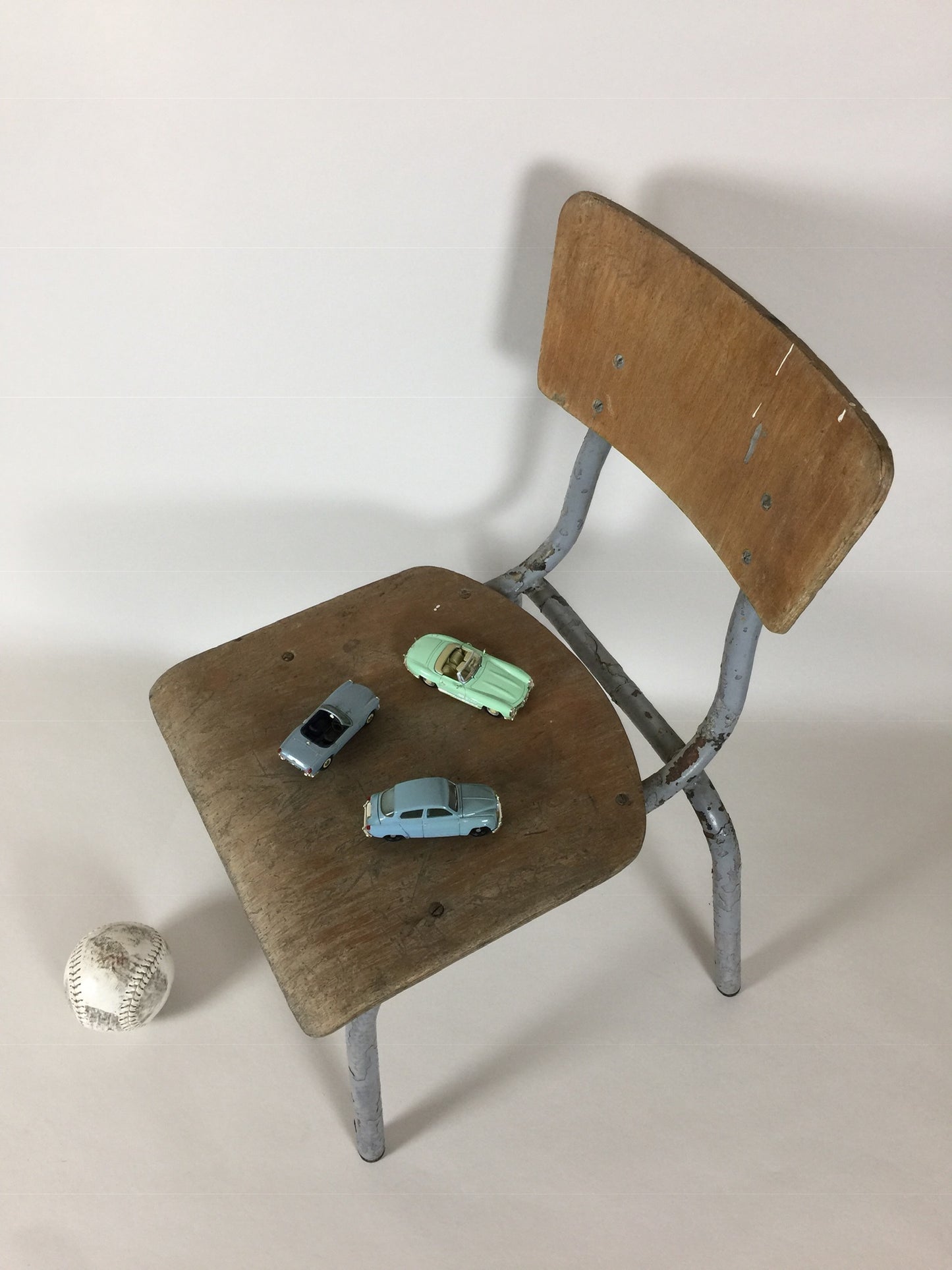 Roher Kinderstuhl mit viel Patina