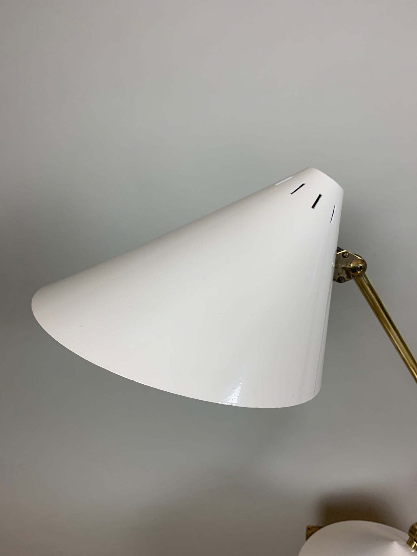 Hala Tischlampe - Weiß und Messing