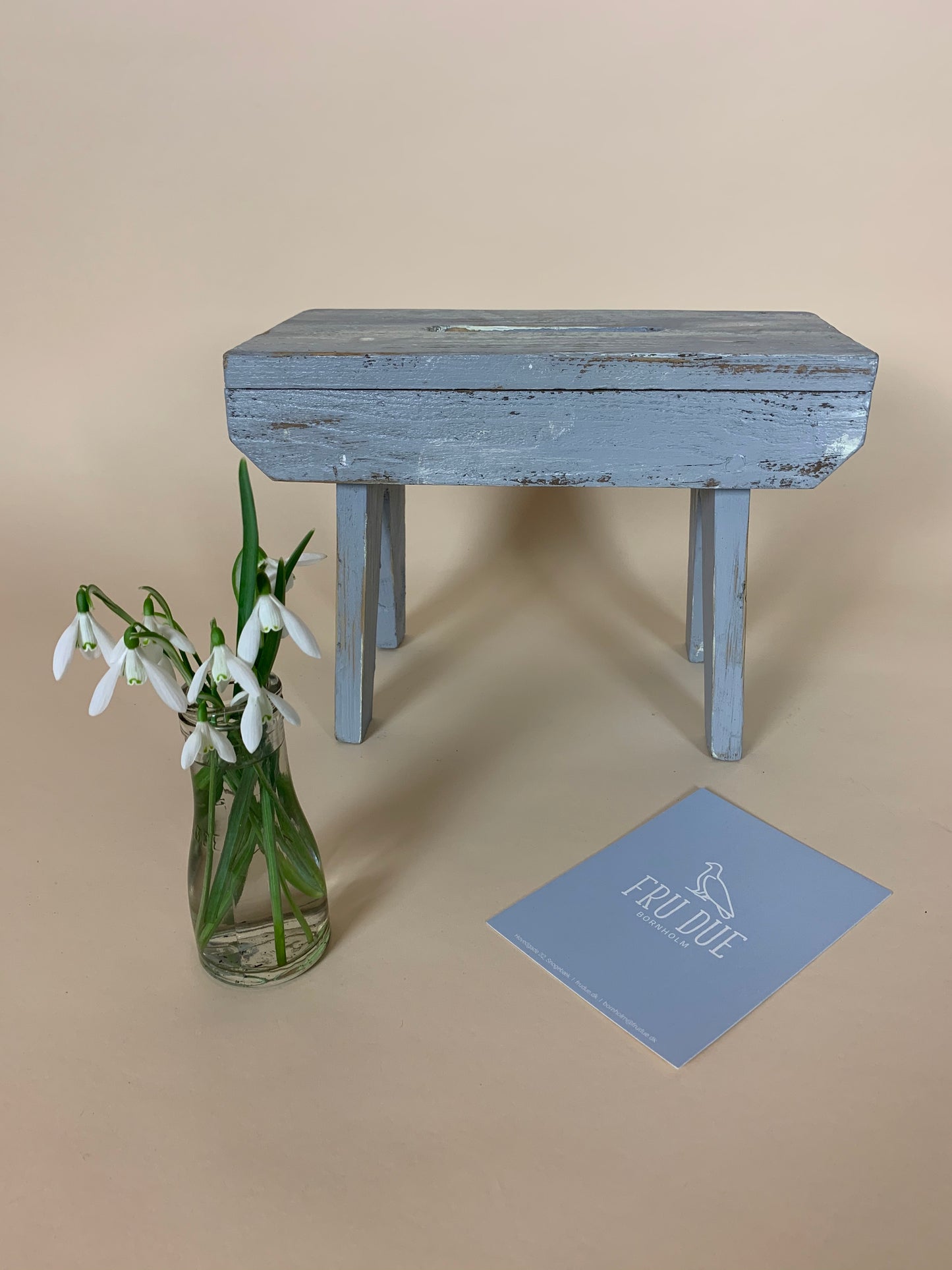 Schöner alter Hocker in Grau