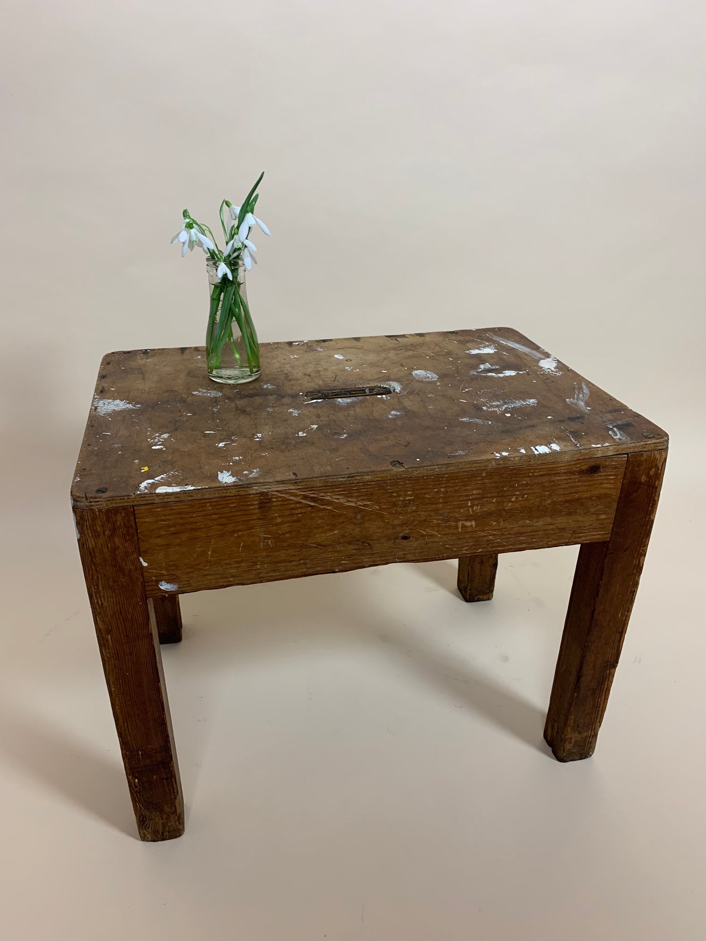 Der Holzhocker mit viel Patina