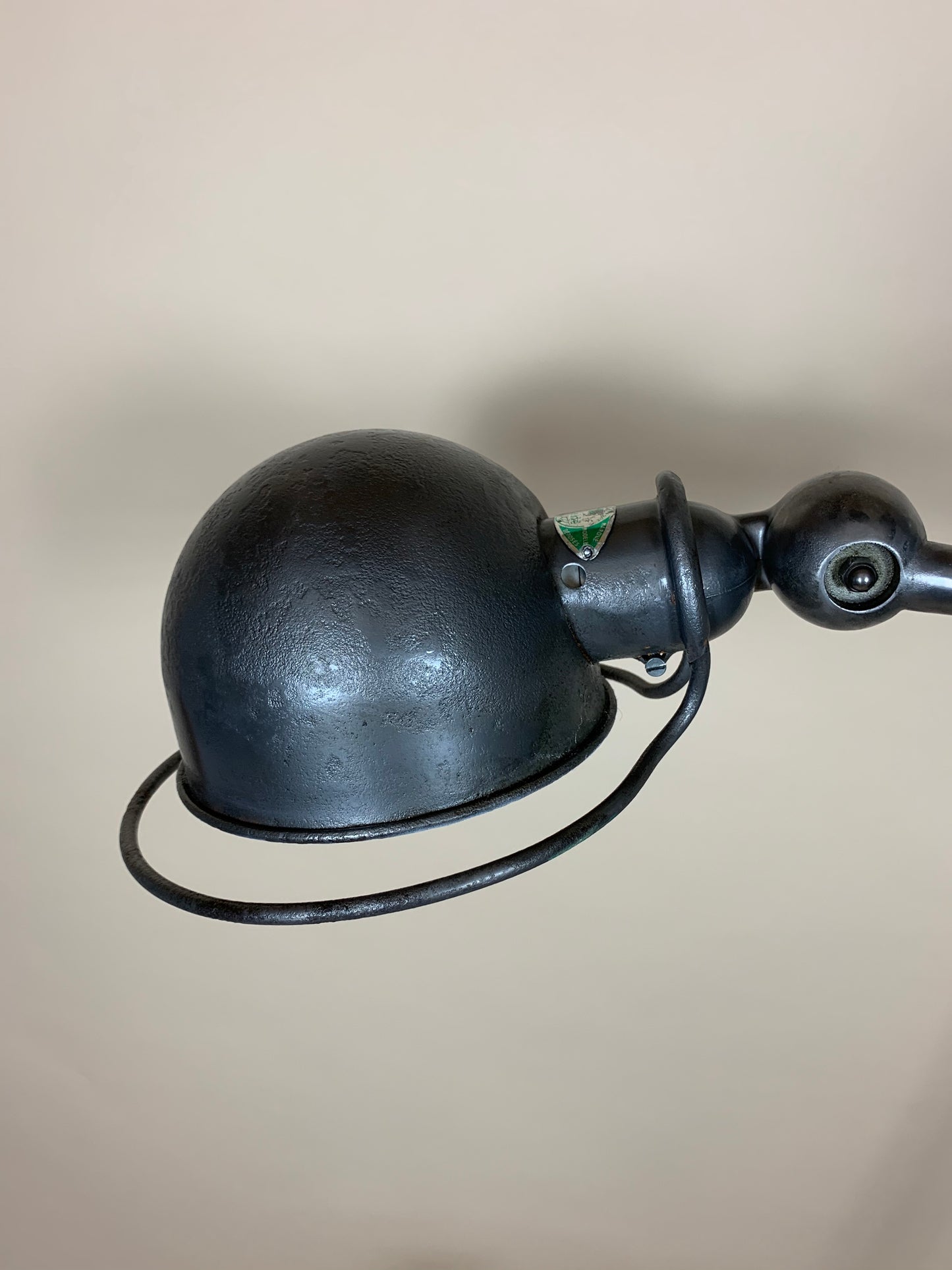 Schöne und seltene Jieldé Stehlampe mit zwei Armen