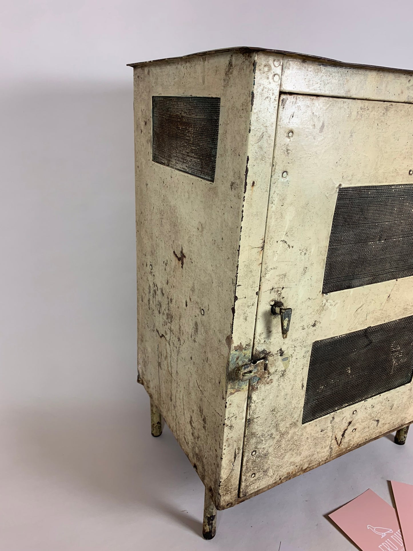 Schöner alter Fliegenschrank mit Beinen