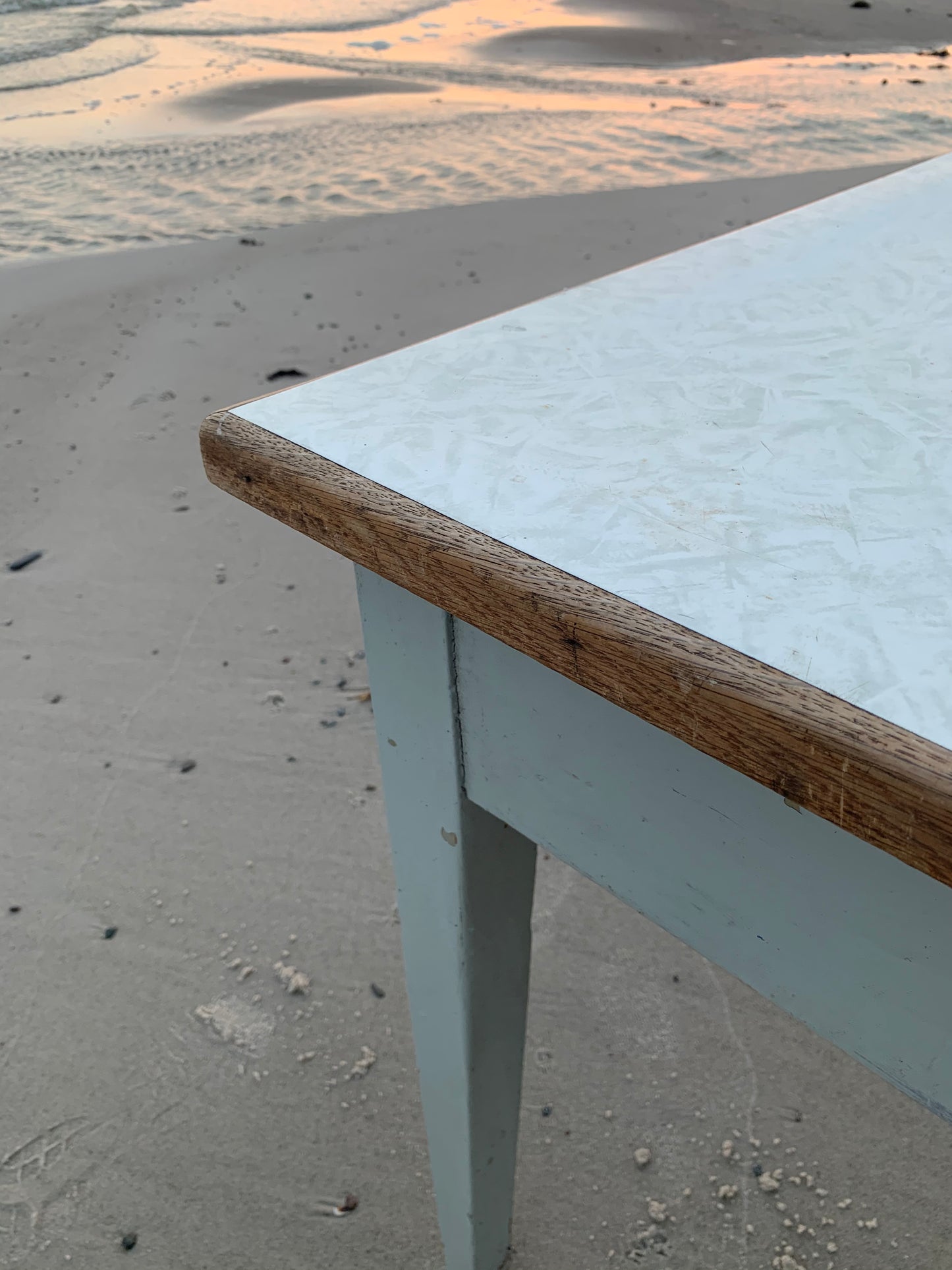 Tisch mit Patina