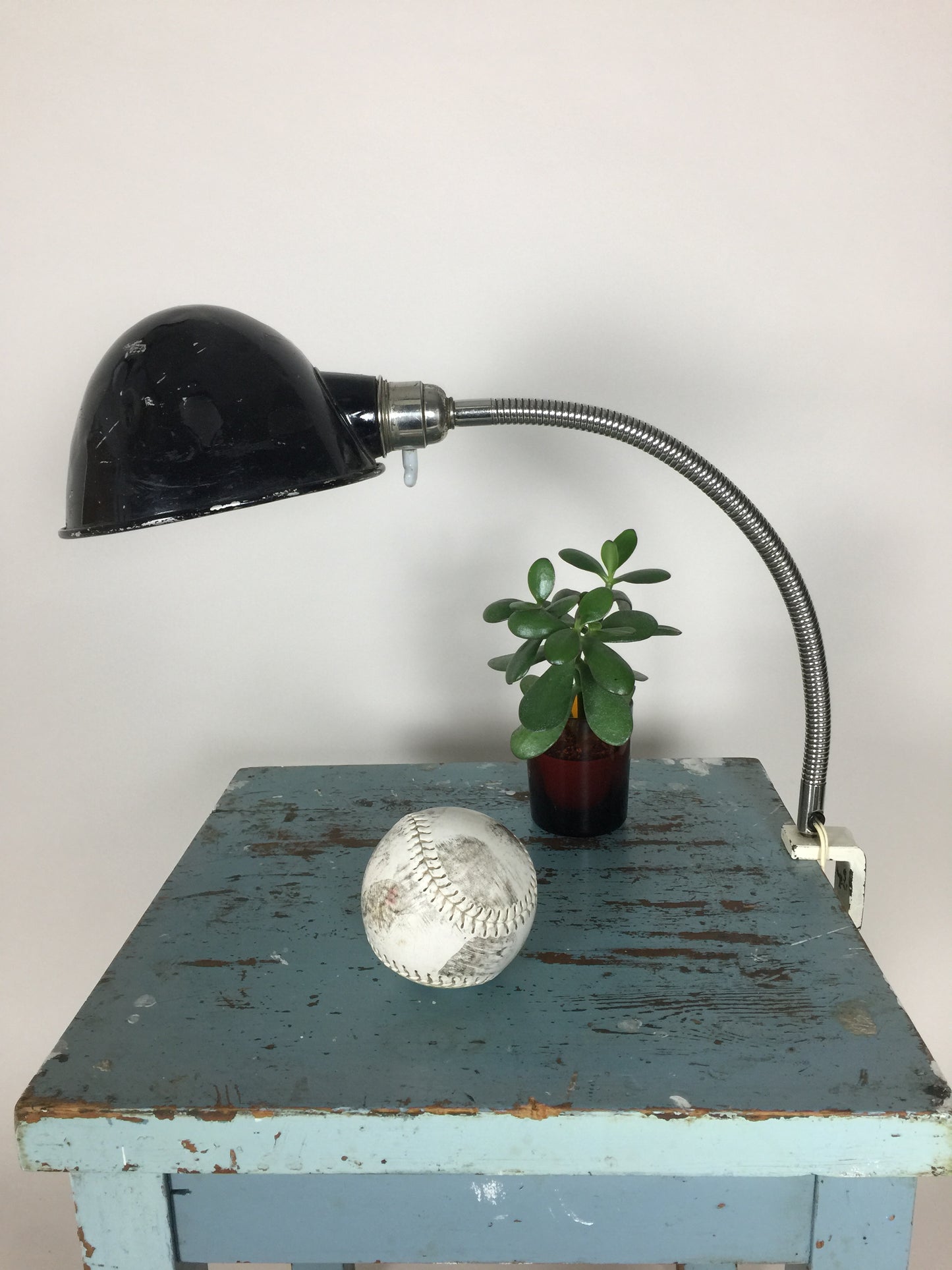 Rohe und industrielle Architekturlampe mit flexiblem Arm