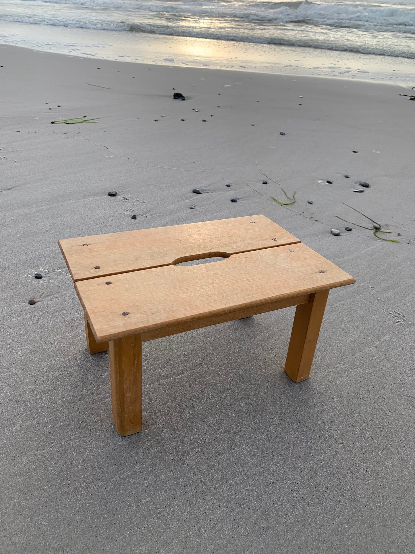 Schöner kleiner Hocker aus Holz