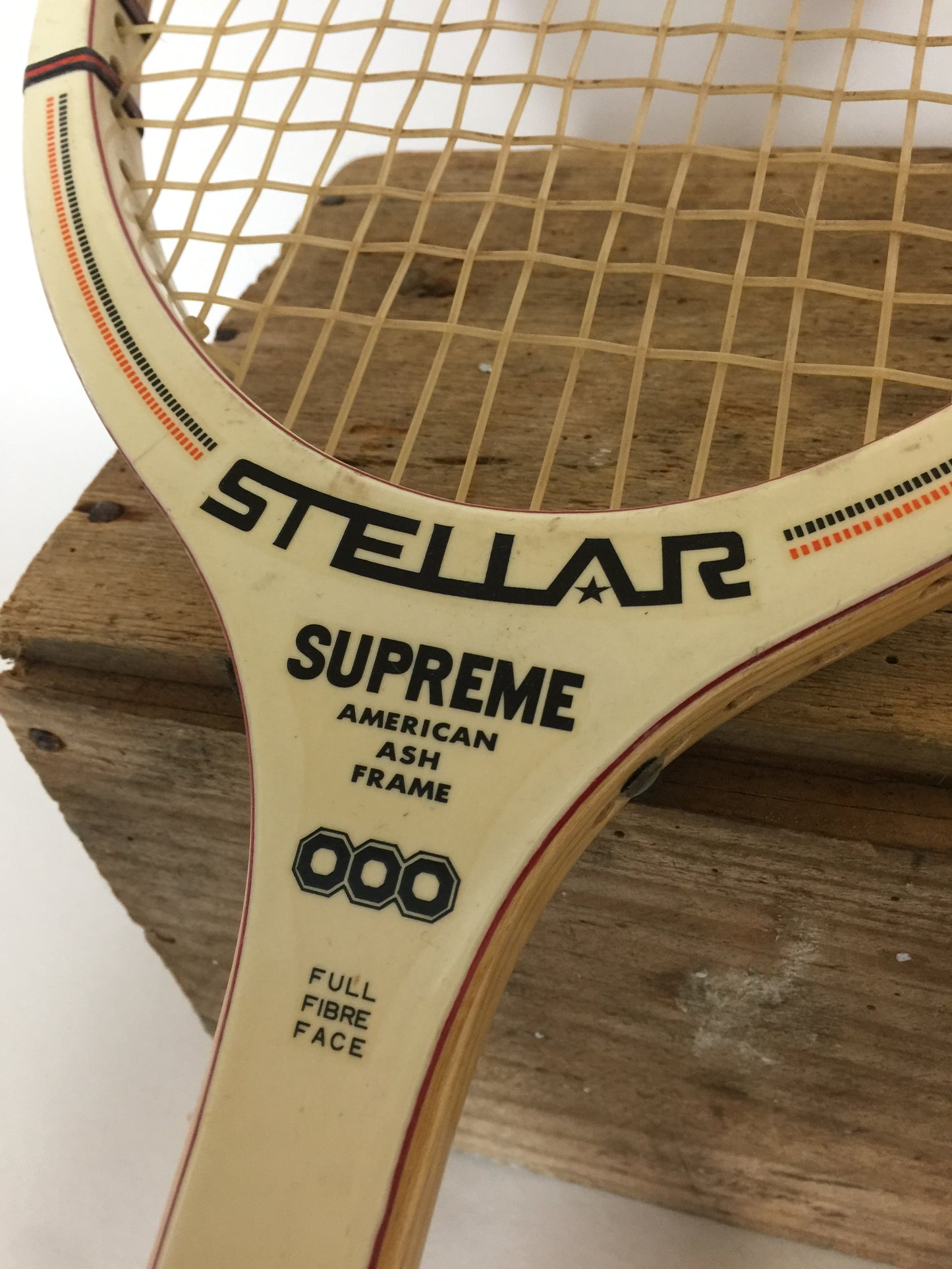 Schöner und alter Tennisschläger