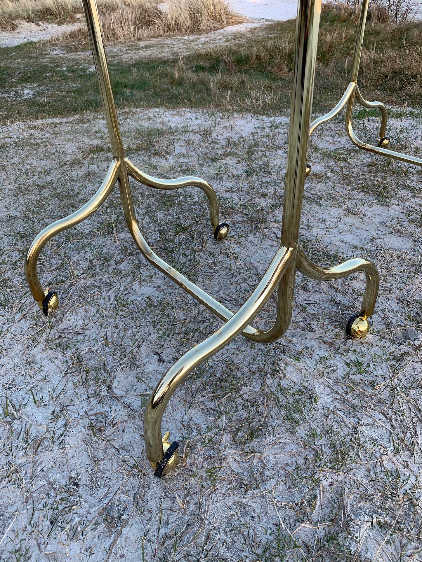 Garderobenständer aus Messing mit Rädern - (Der Preis gilt für den kleinen Ständer auf den Bildern)
