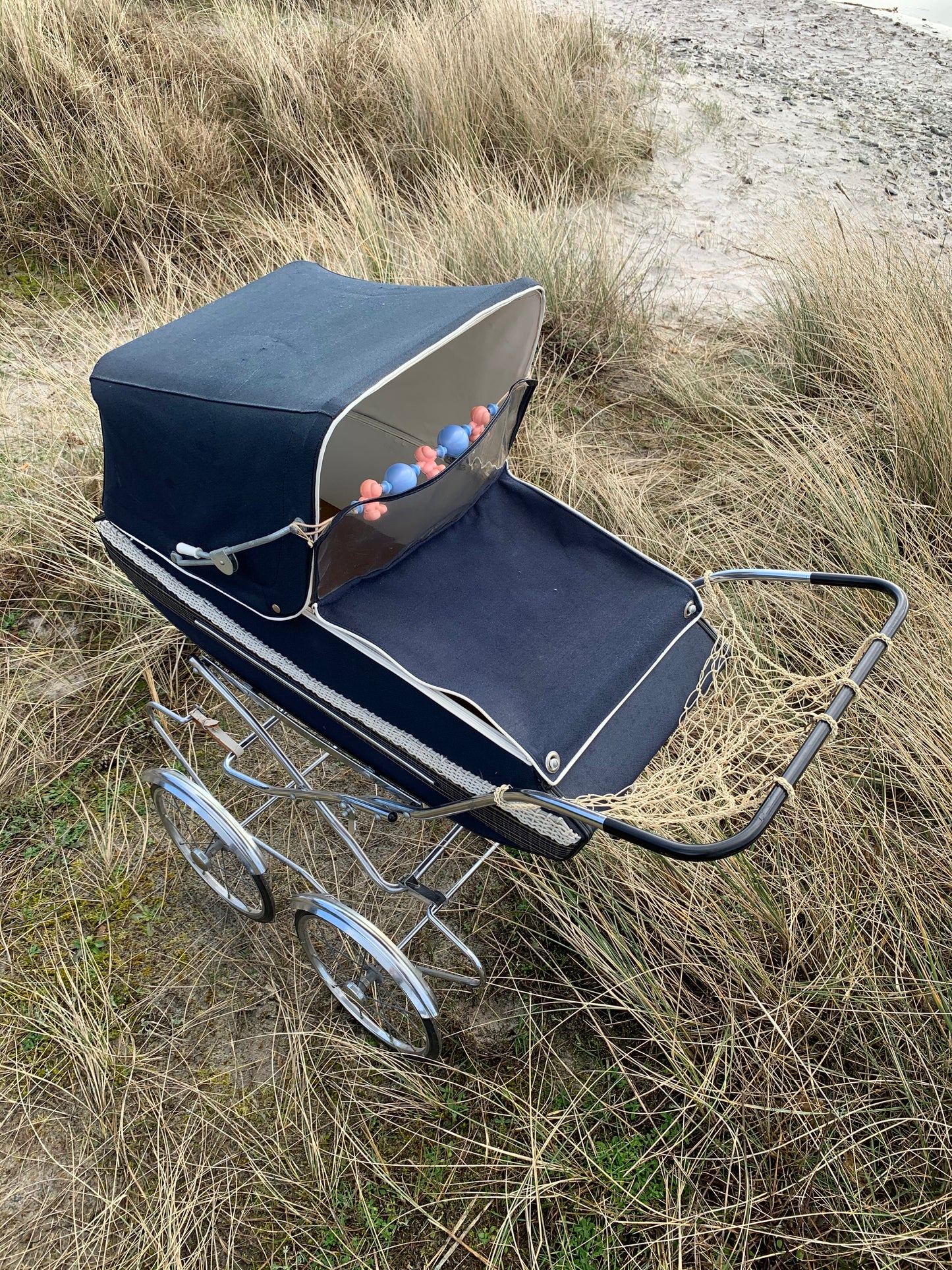 Puppenwagen mit Einkaufsnetz