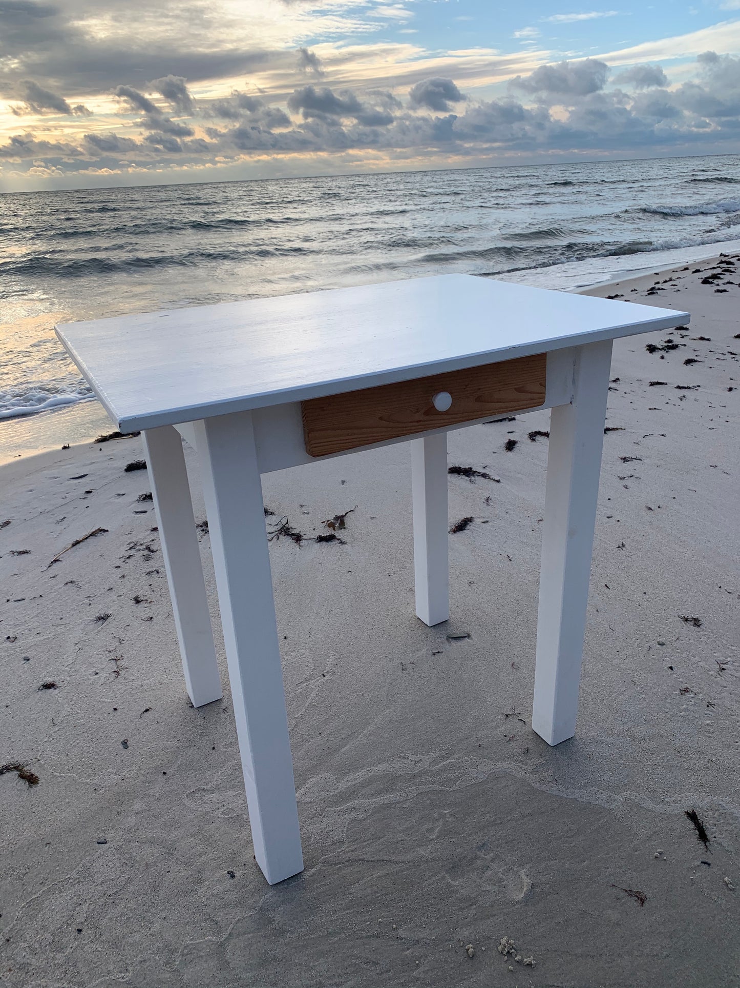 Tisch mit Holzschublade