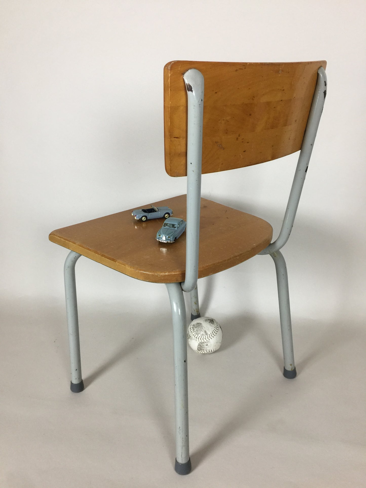 Schöner industrieller Kinderstuhl