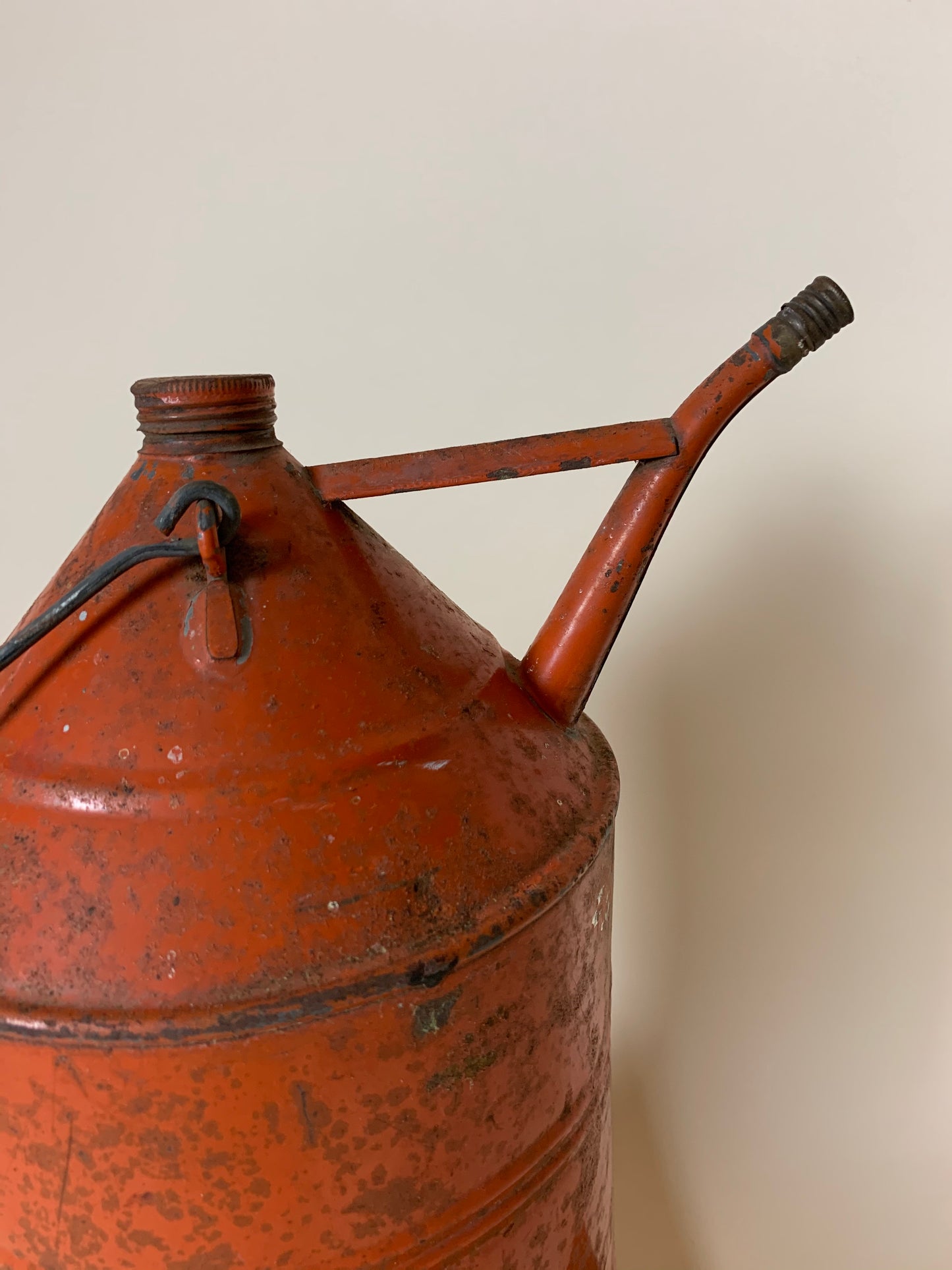 Ölkrug mit viel Patina