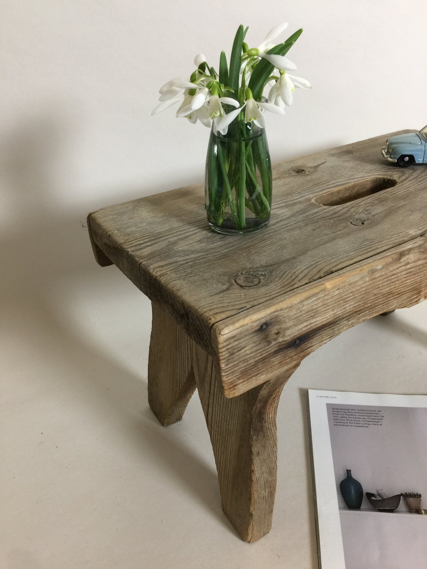 Schöner kleiner Hocker mit schöner Patina