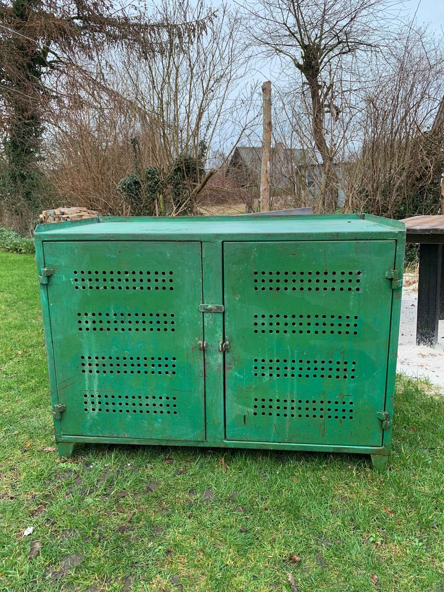 Schrank/Tisch aus grünem Metall mit viel rohem Charme