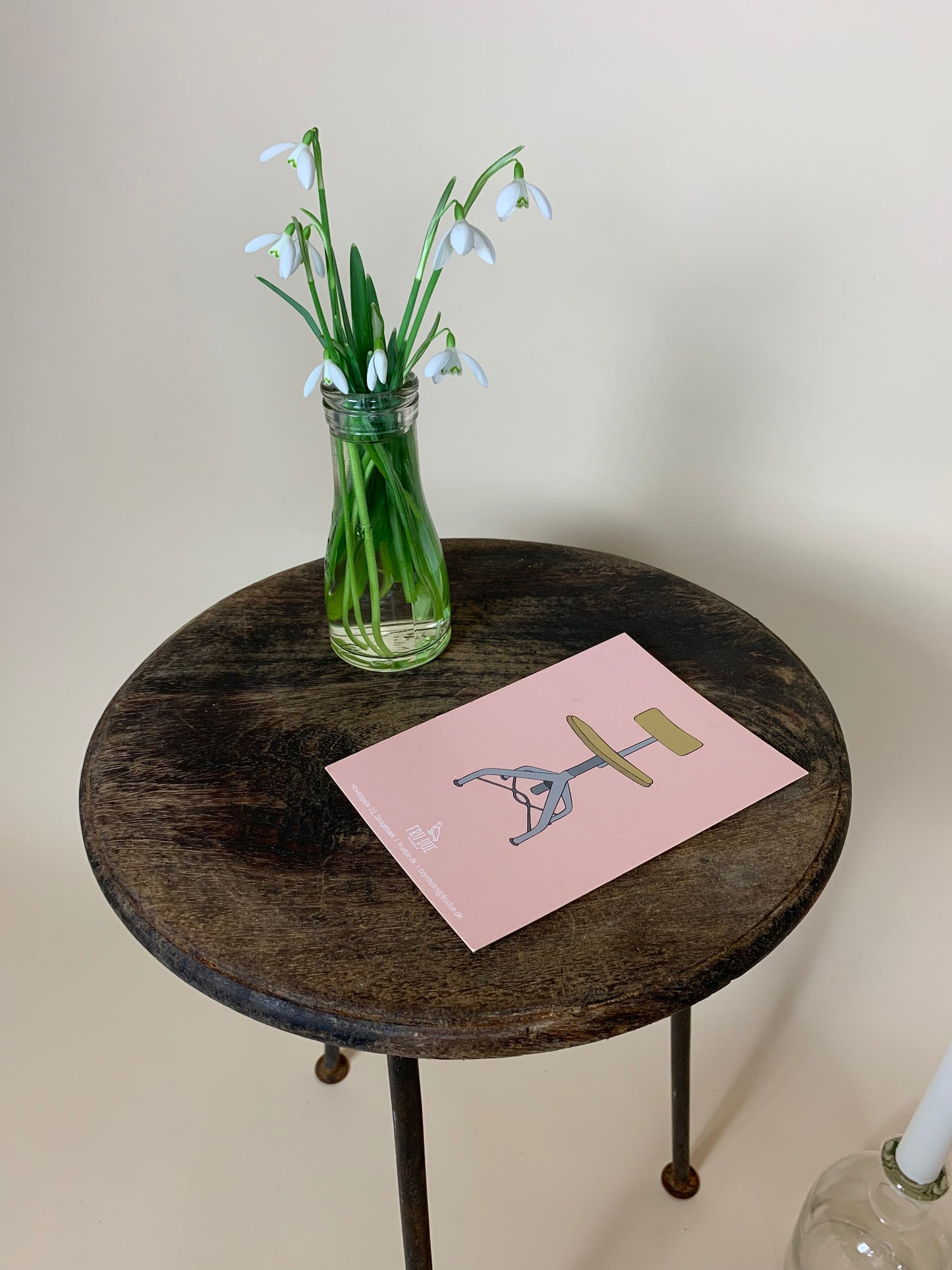 Roher Hocker mit Holzsitz und Stahlbeinen