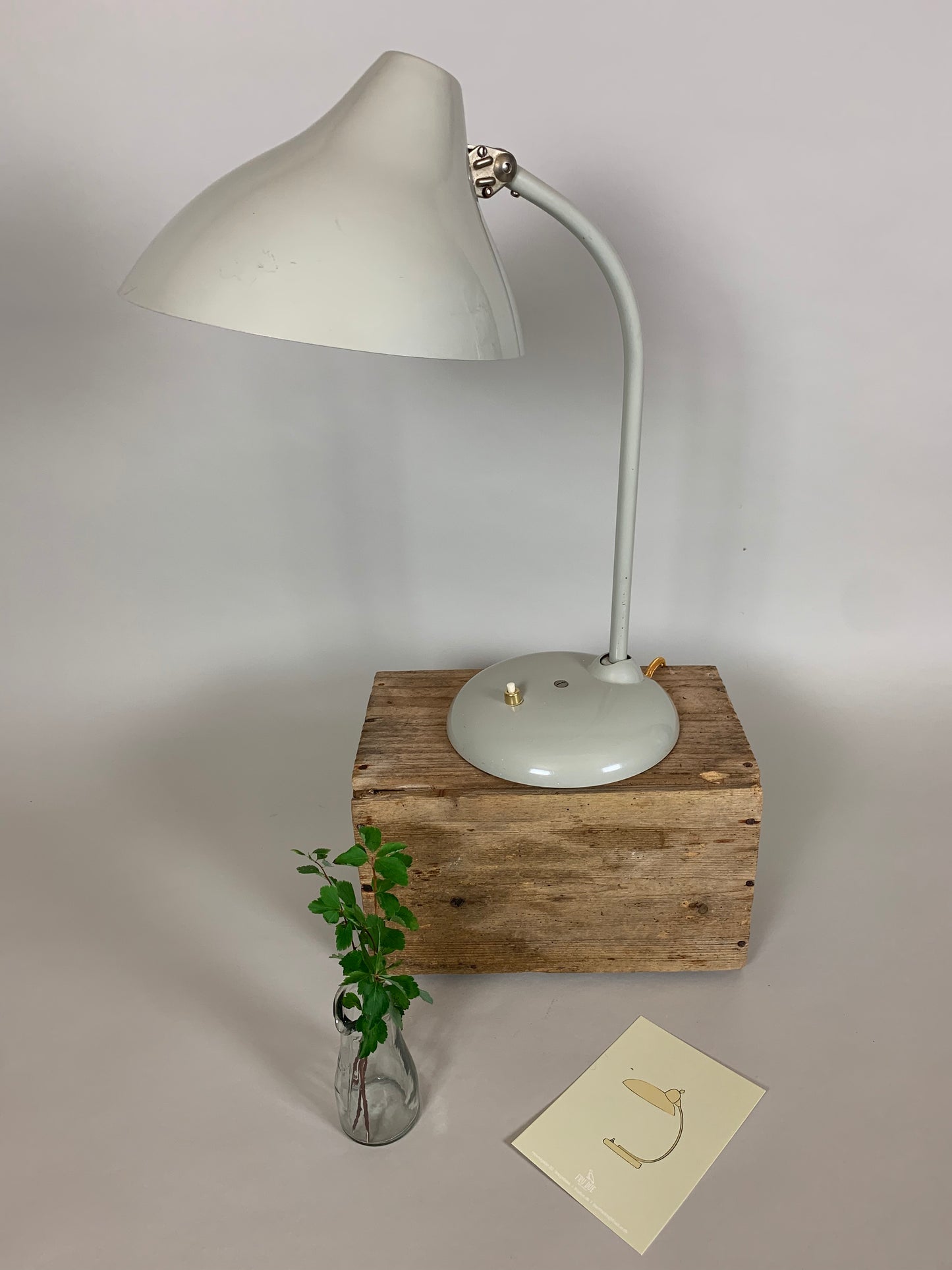 Graue Hala-Tischlampe mit schönen weichen Linien