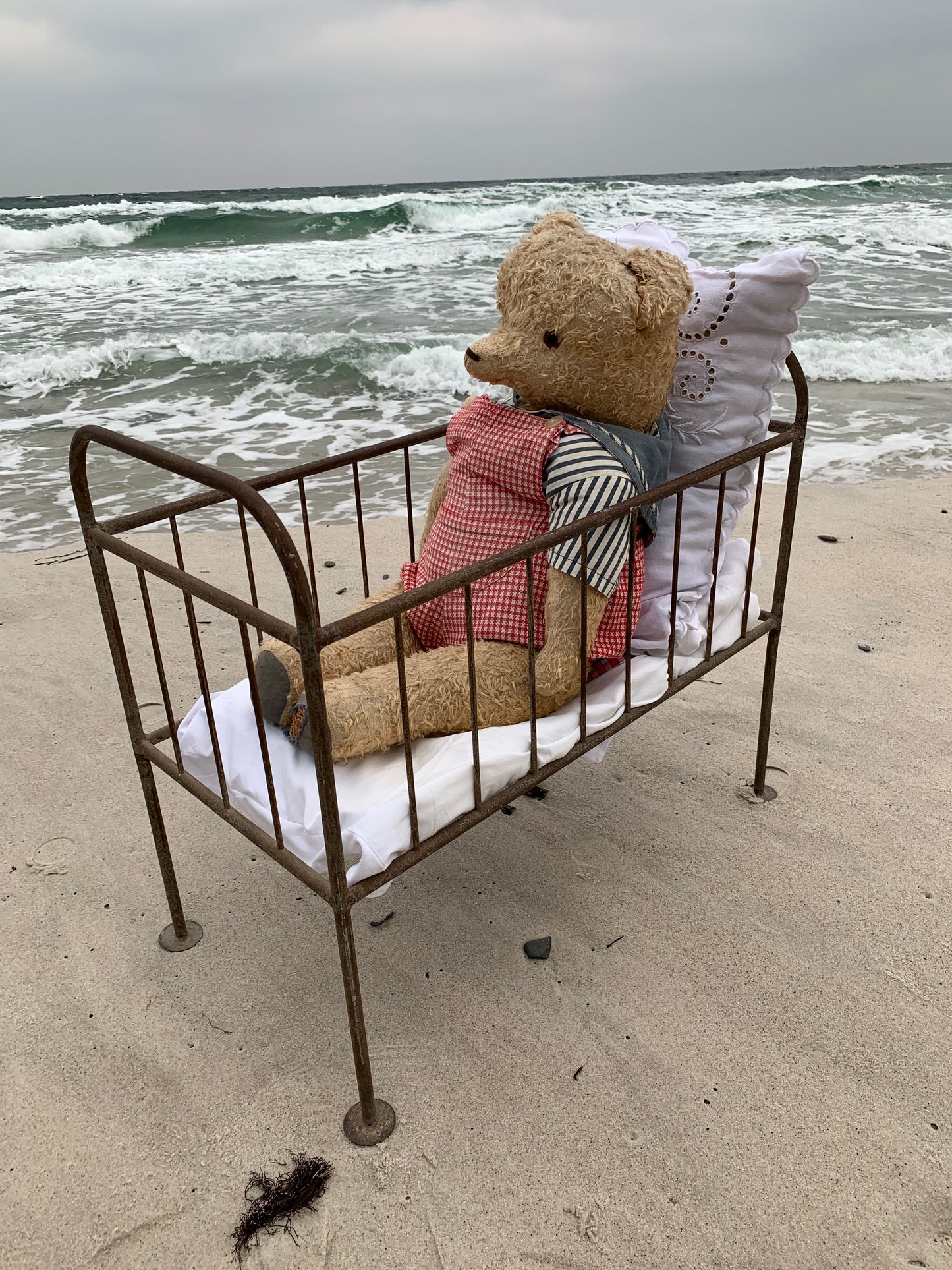 Schöner alter Teddybär mit Bett - aus Frankreich