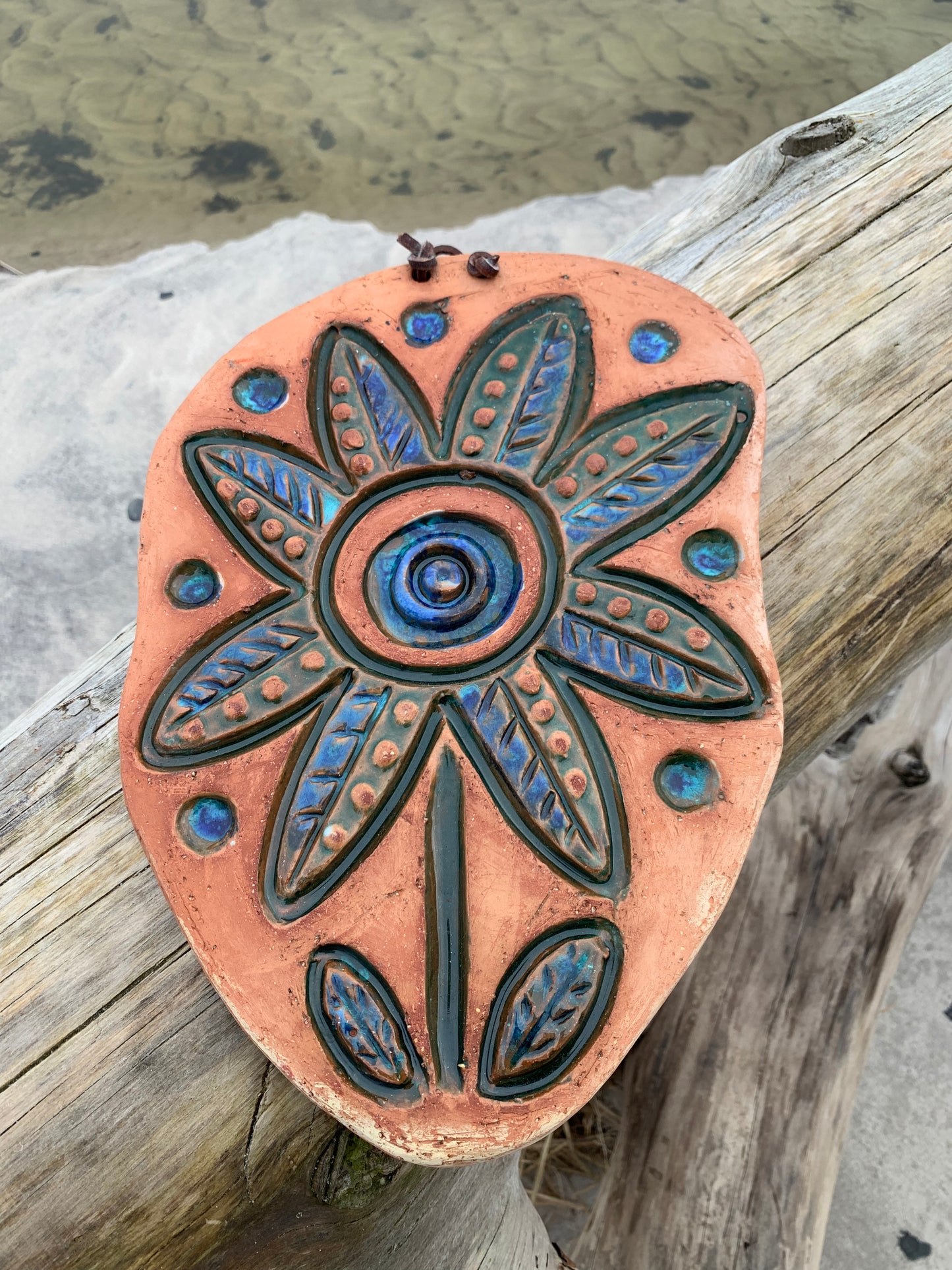 Relief mit Blume