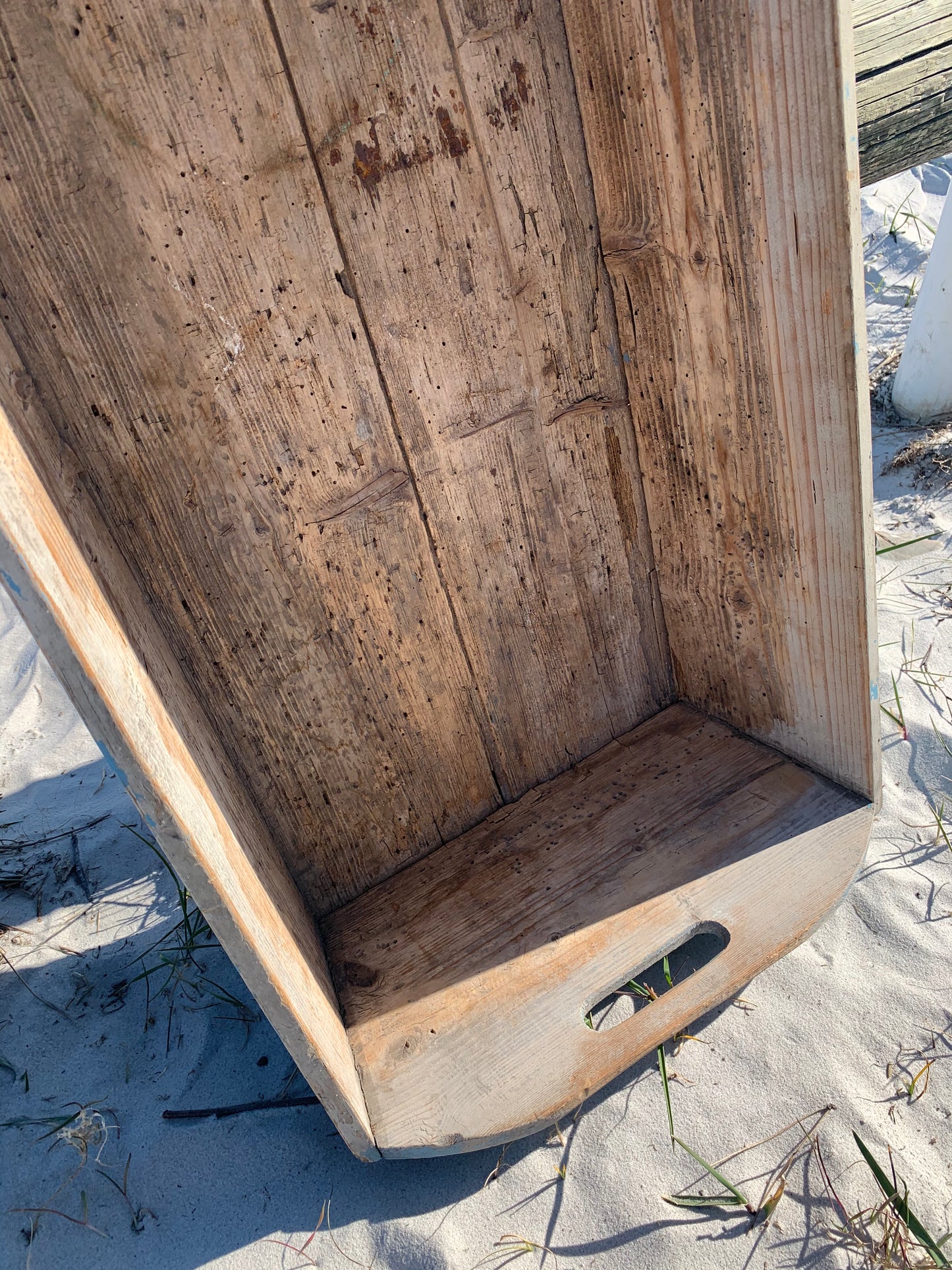 Blaue Holzkiste mit schöner Patina