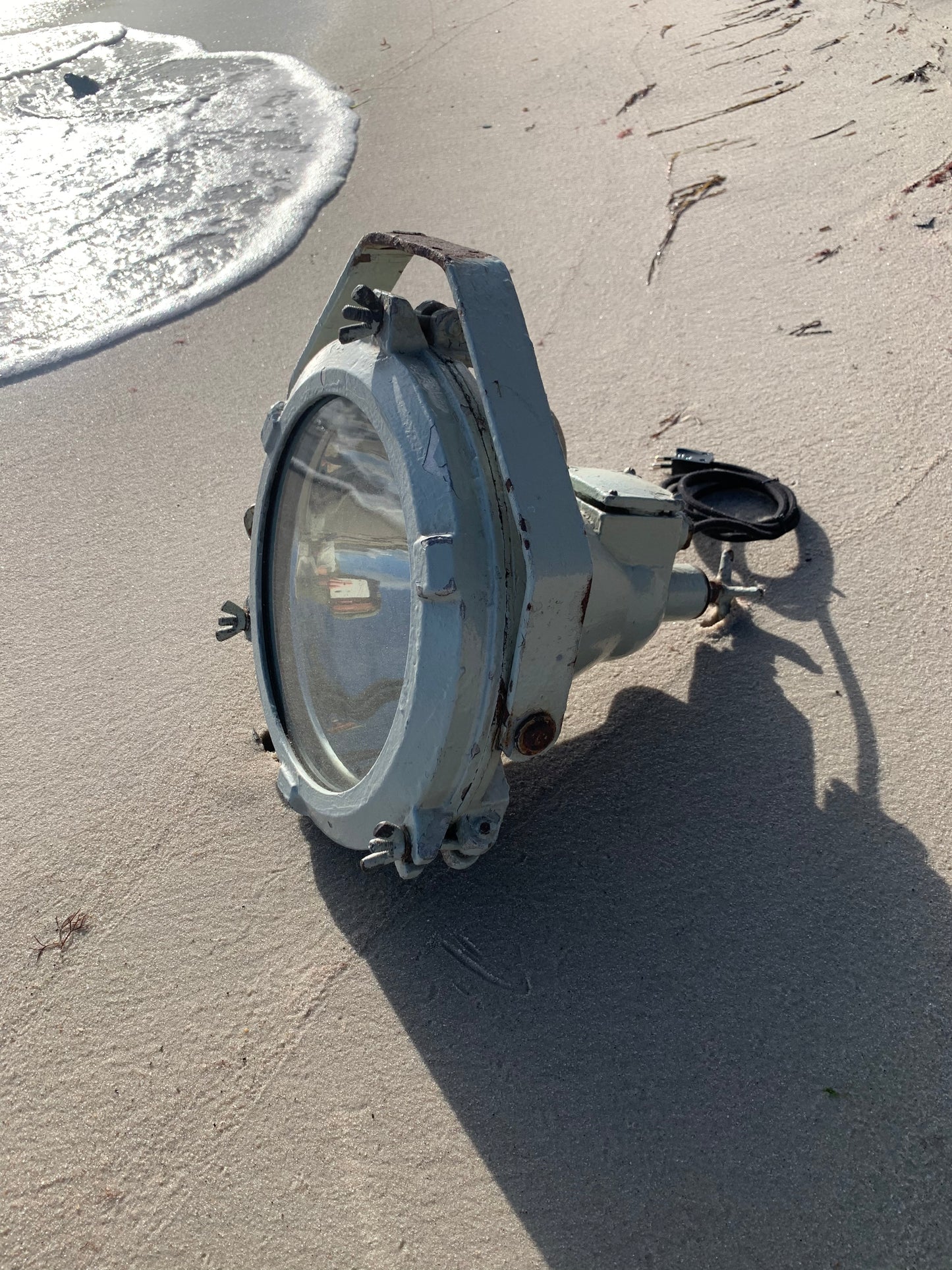 Suchscheinwerfer vom polnischen Schiff