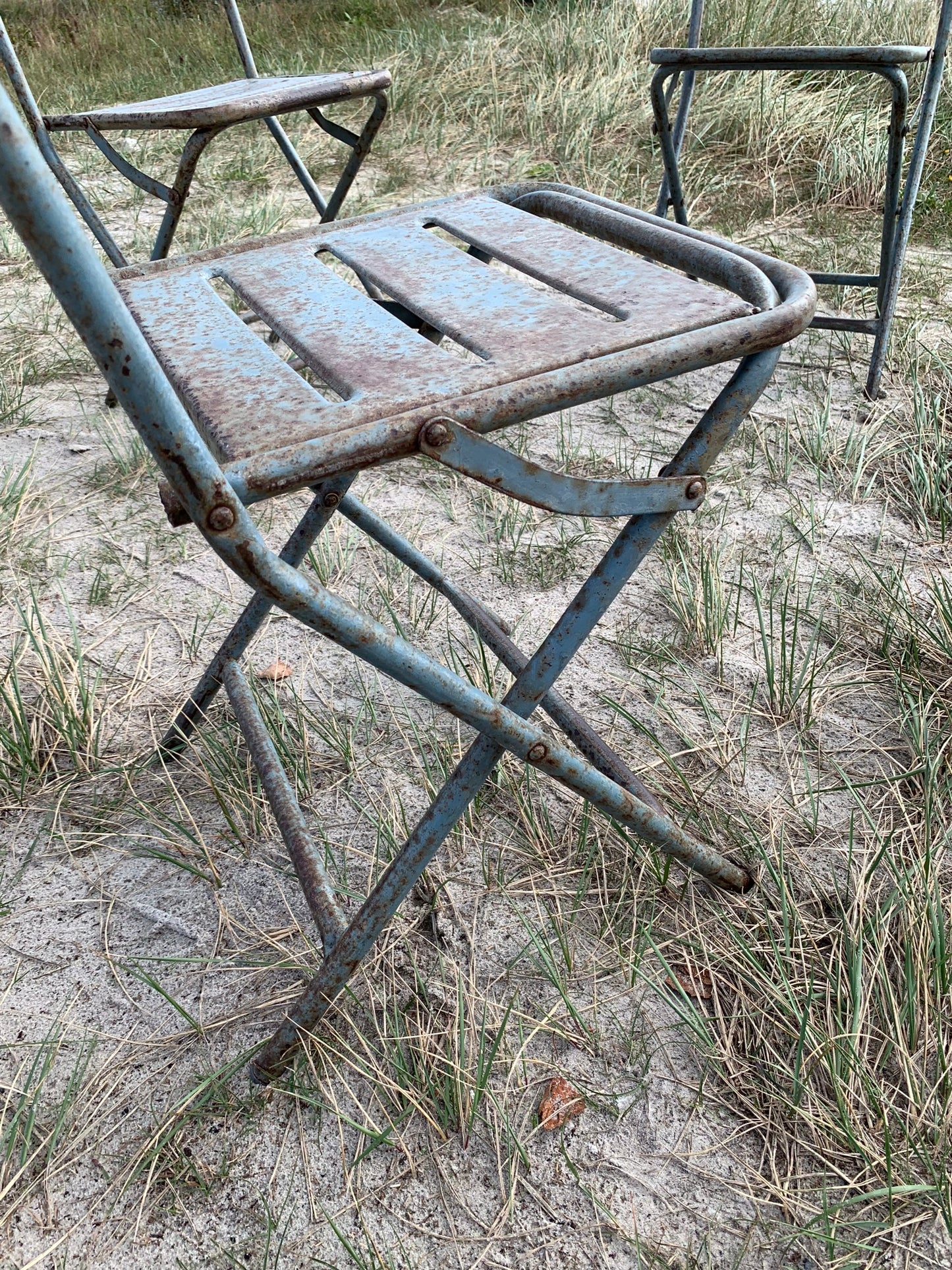 Roher Klappstuhl mit Patina - der Preis gilt pro STCK.