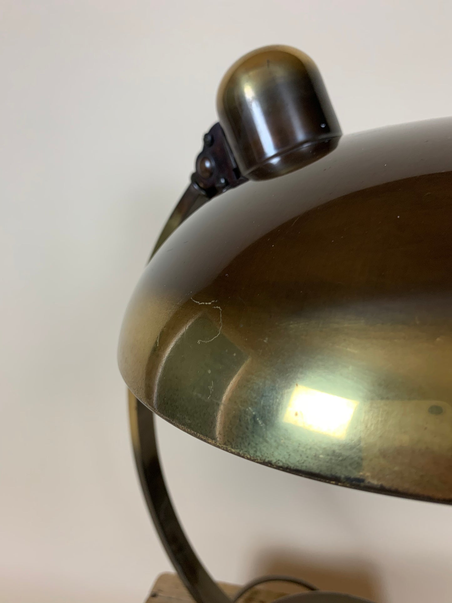 Christian Dell 6750 Tischlampe aus dunkel poliertem Messing