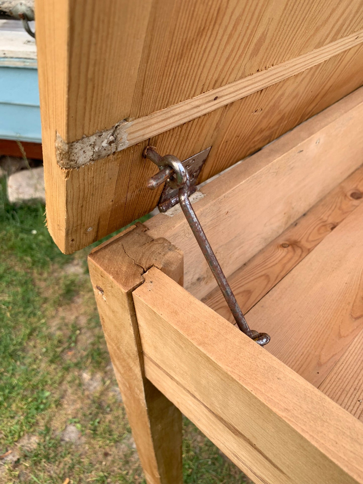 Schöner Holztisch aus Schweden - mit Stauraum unter der Tischplatte