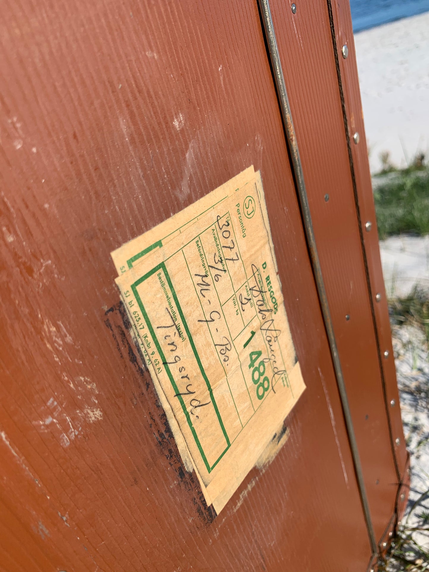 Große schöne Truhe mit Holz und Beschlägen