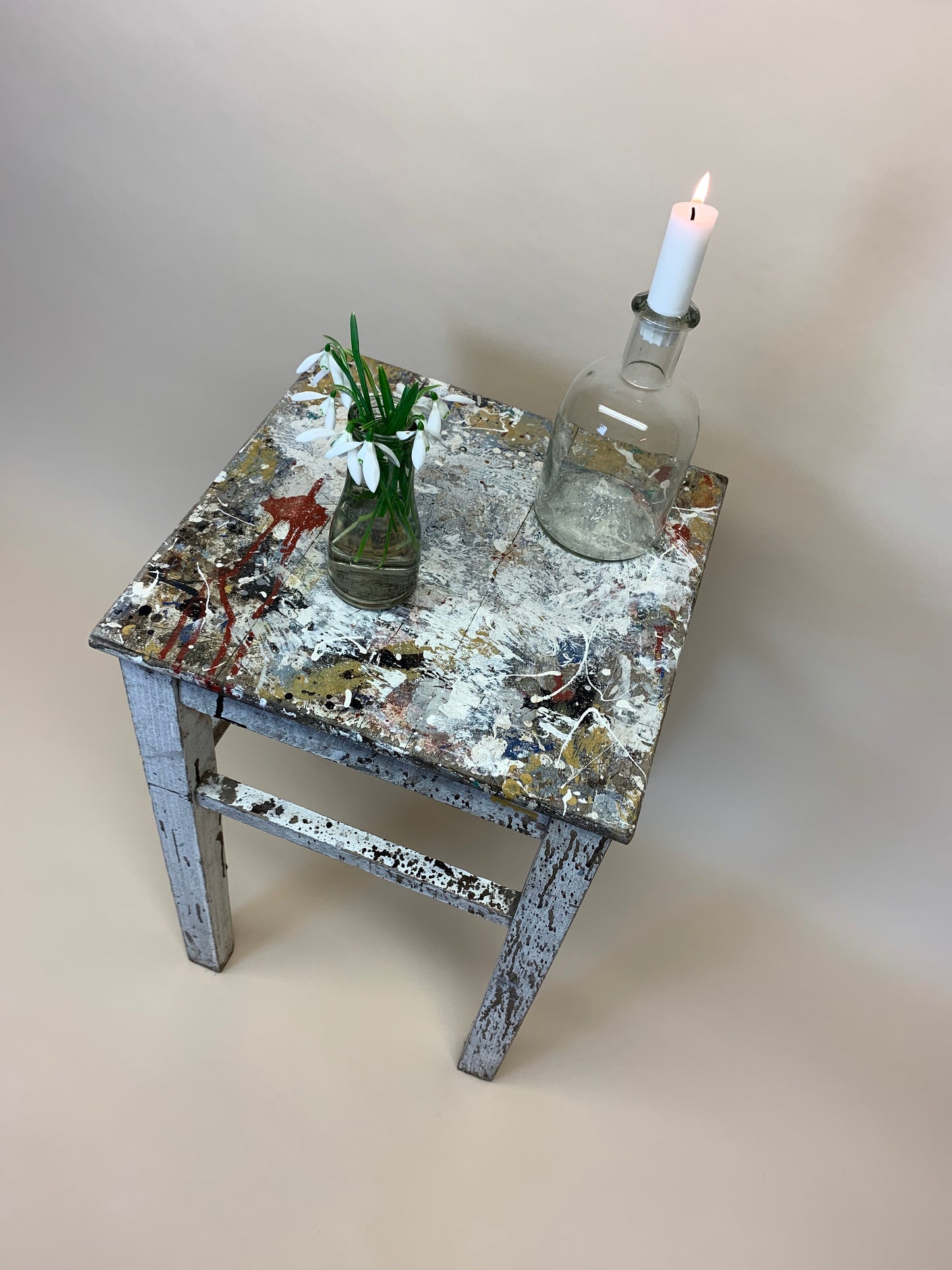 Kleiner Hocker mit viel schöner Patina