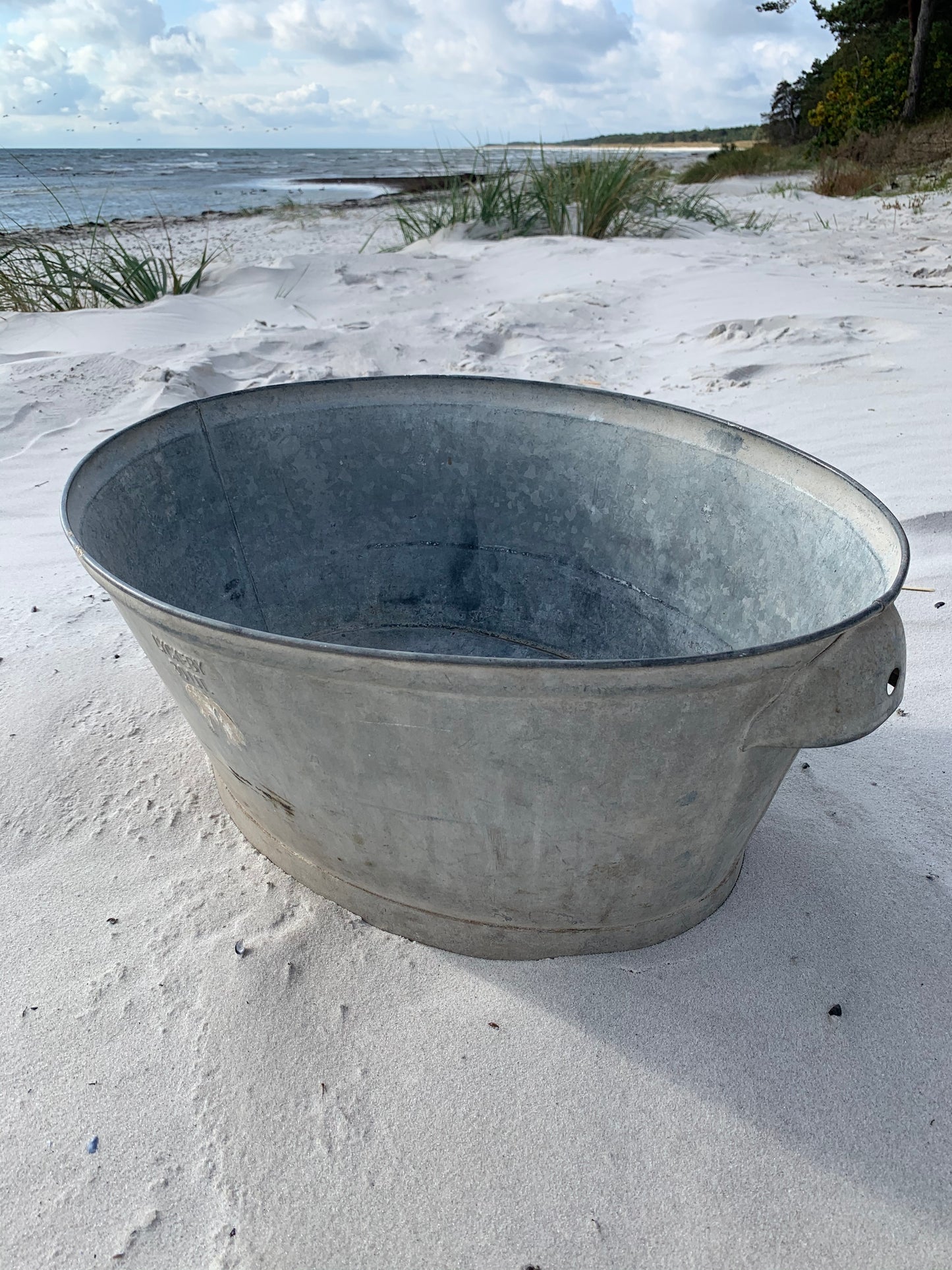 Schöne alte Zinkwanne mit feinen Details