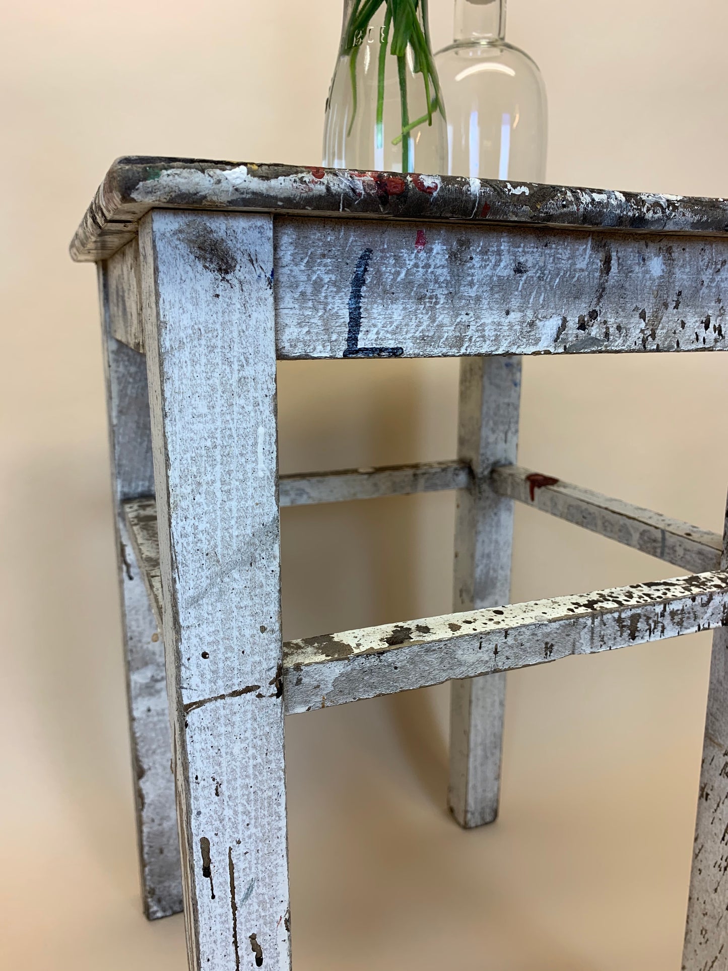 Kleiner Hocker mit viel schöner Patina