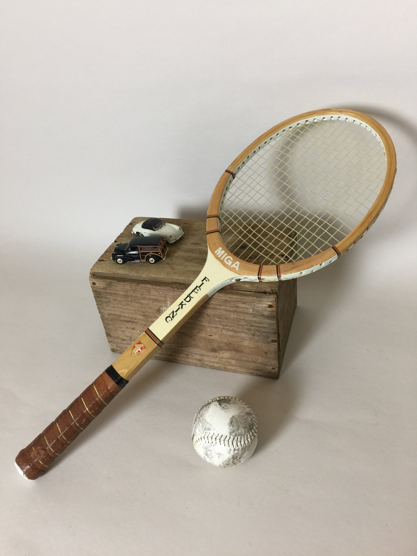 Schöner alter und dekorativer Tennisschläger