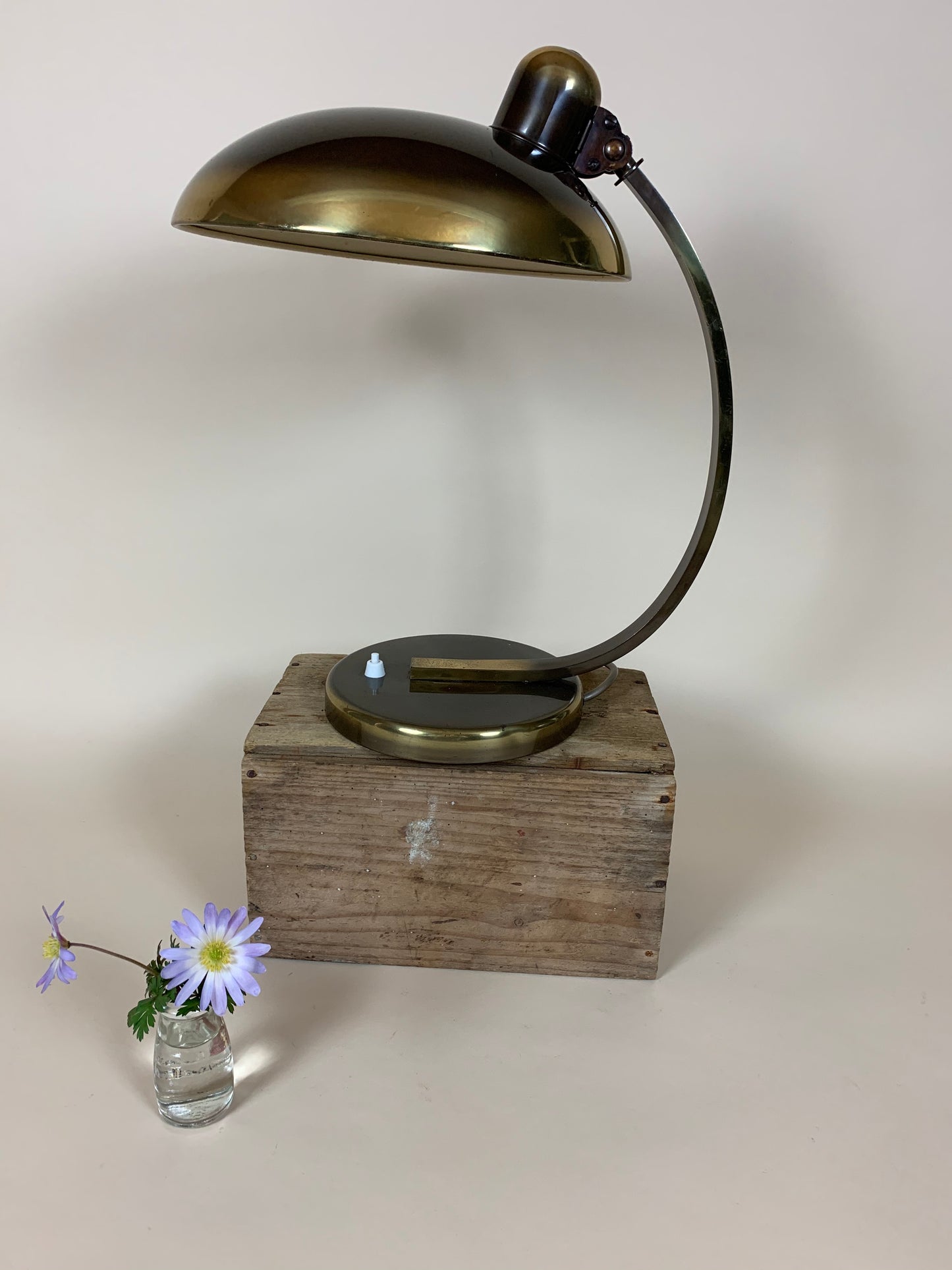 Christian Dell 6750 Tischlampe aus dunkel poliertem Messing