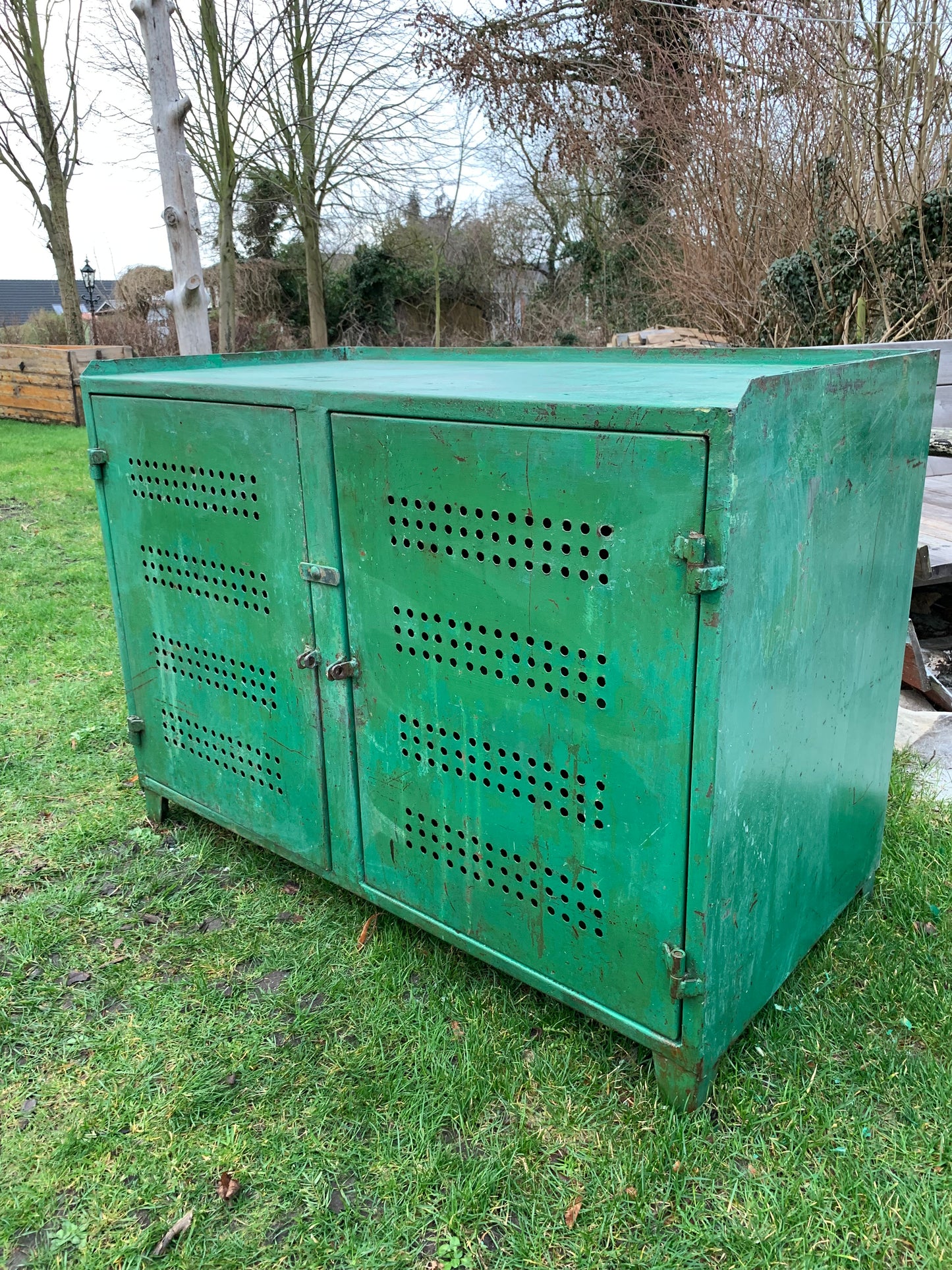 Schrank/Tisch aus grünem Metall mit viel rohem Charme