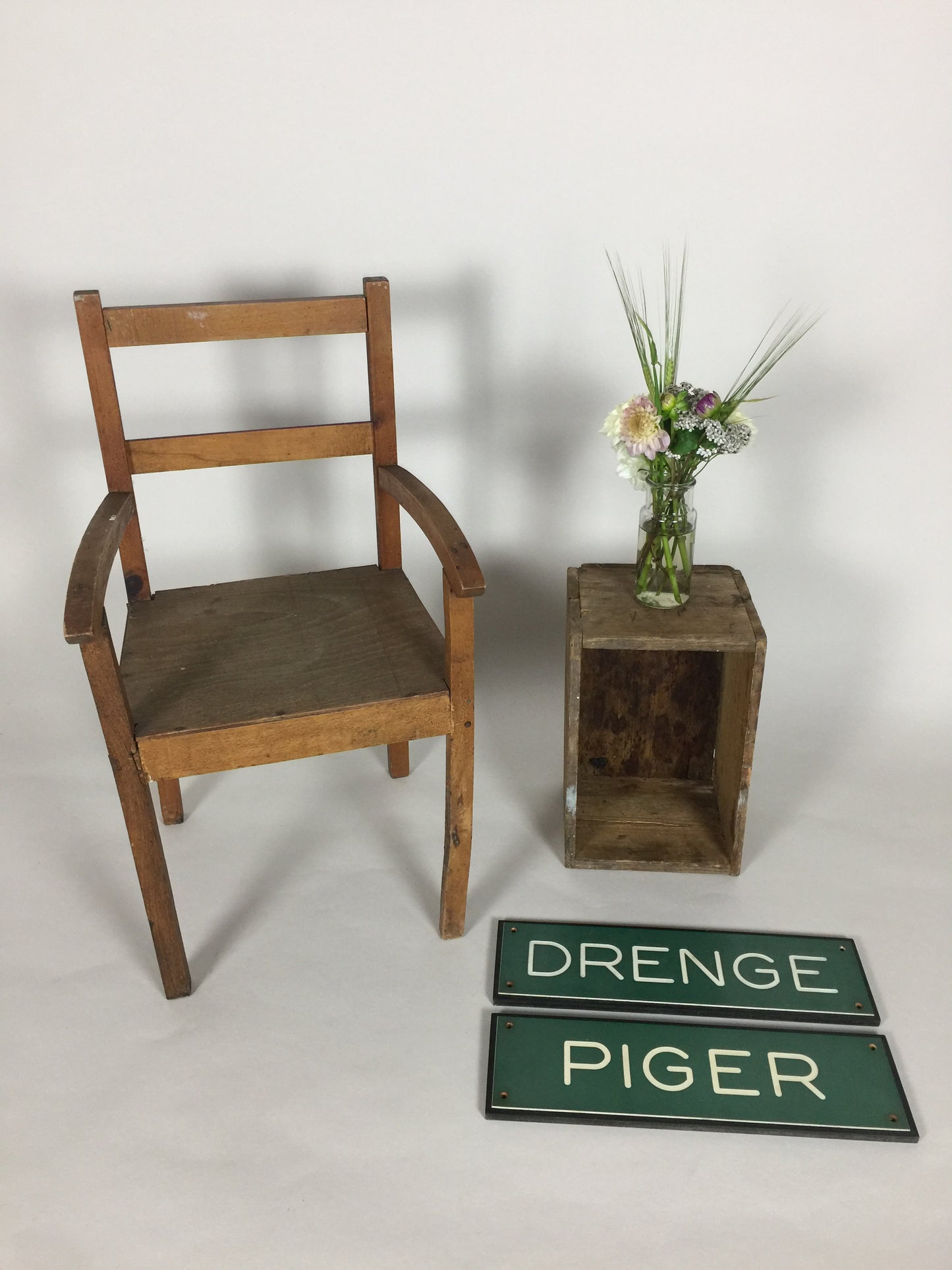 Schöner kleiner Kinderstuhl aus Holz
