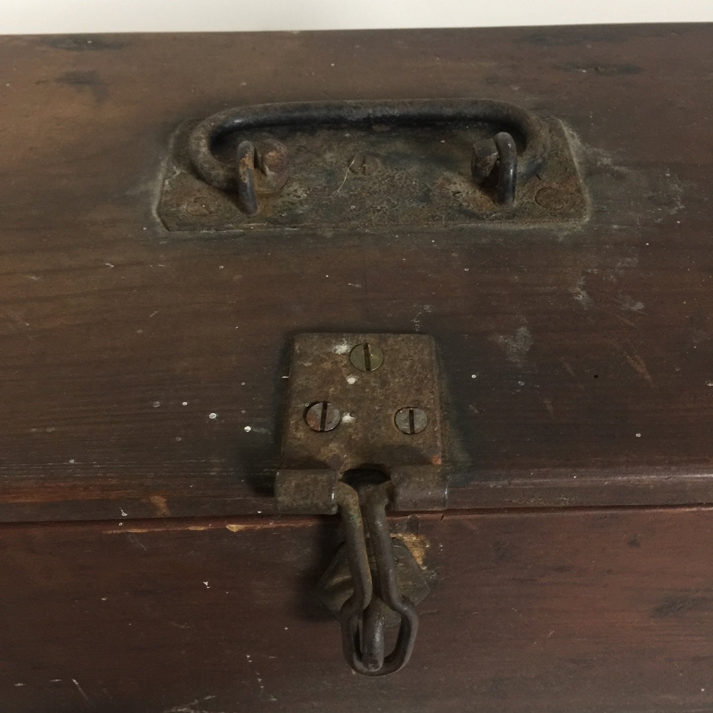 Schöne und sehr alte Holzkiste mit Deckel