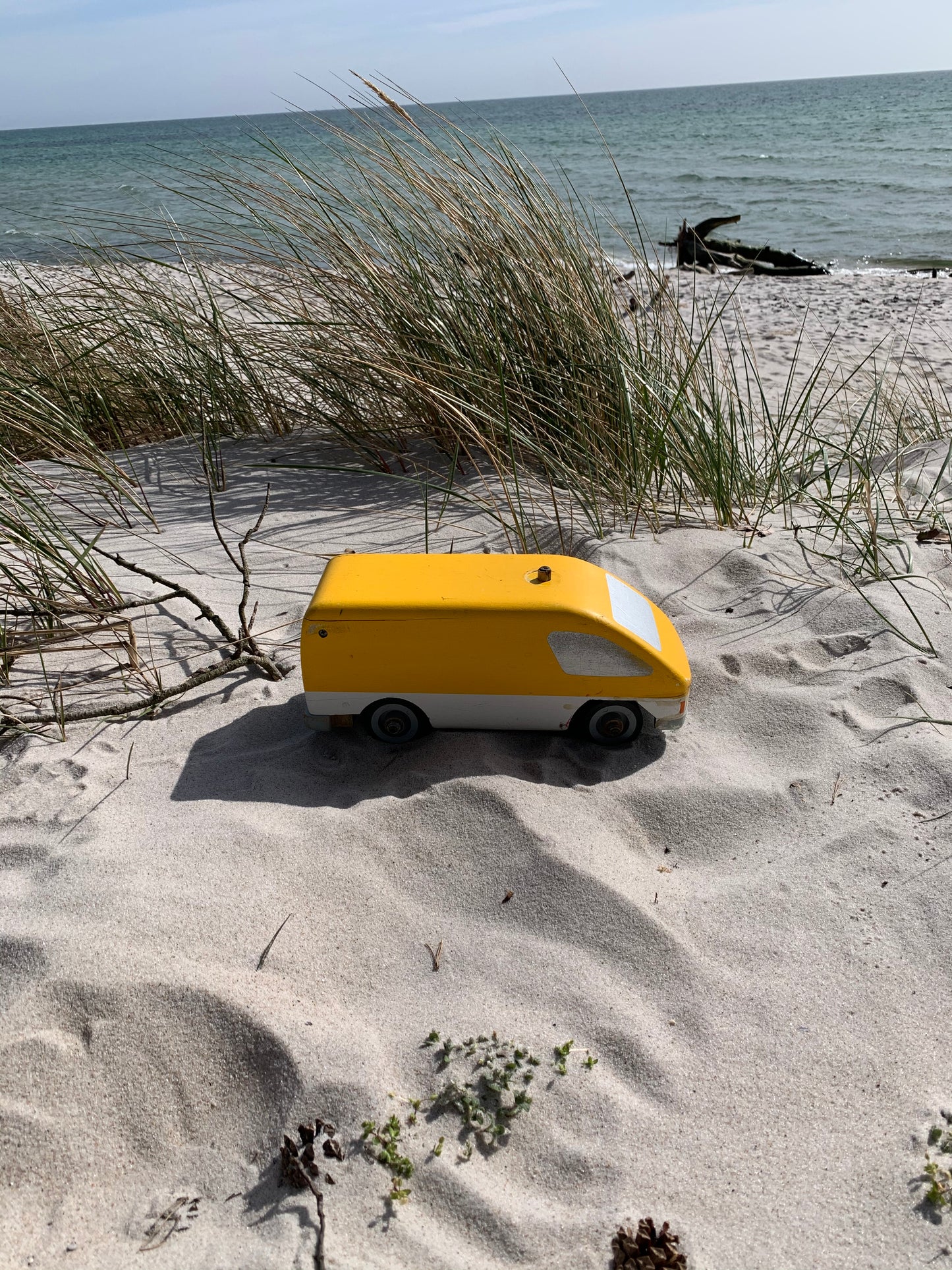 Gelbes Spielzeugauto aus Holz