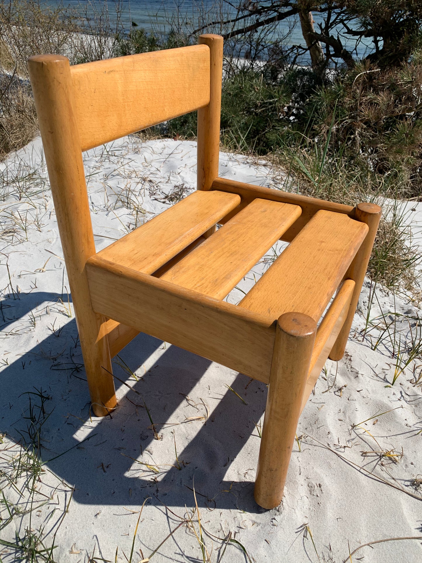 Robuster Kinderstuhl aus lackiertem Holz