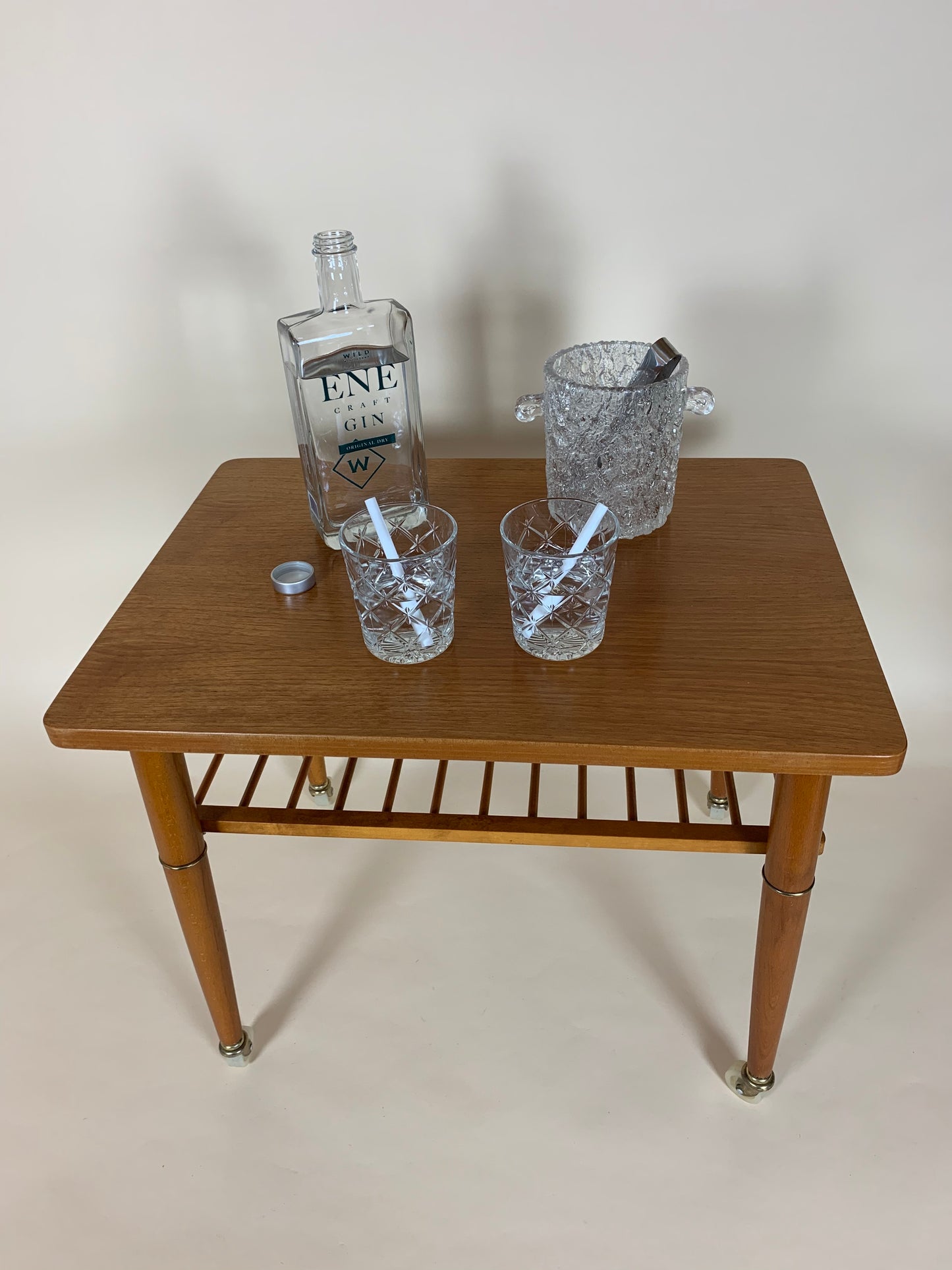Teaktisch auf Rädern mit Kistenregal