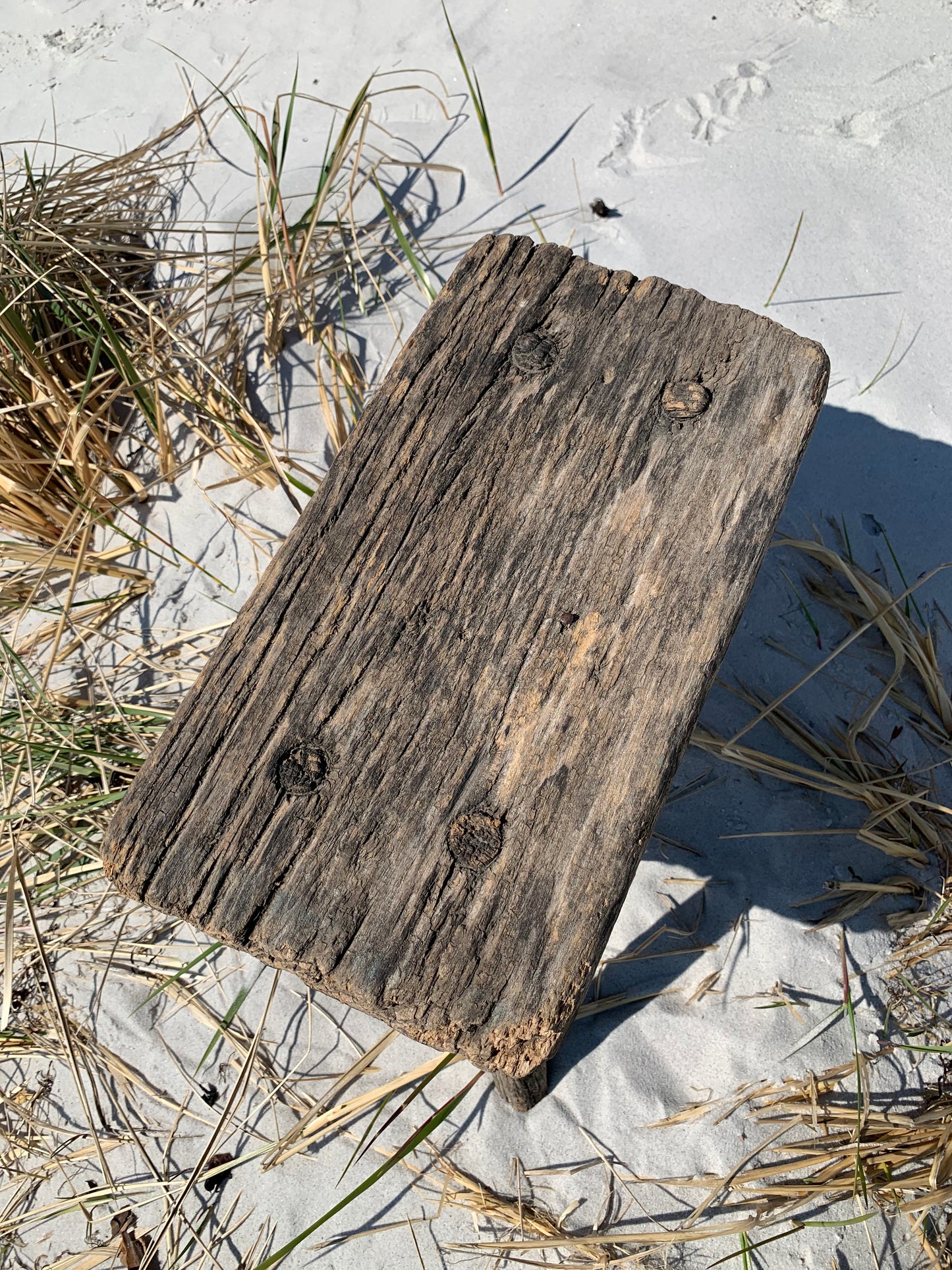 Kleiner Hocker mit Patina