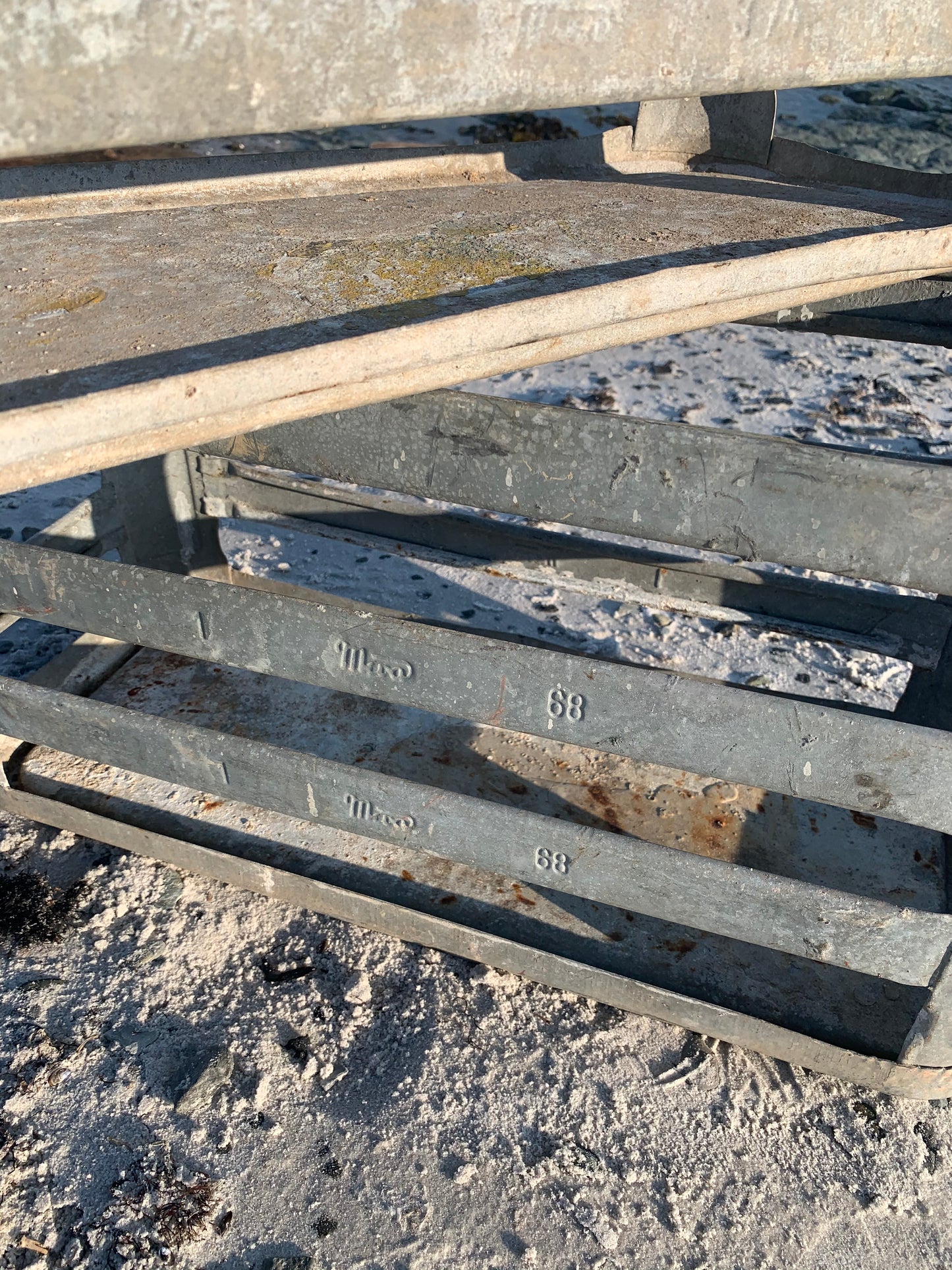 Rohes und robustes Metallgehäuse - Der Preis ist pro STCK.