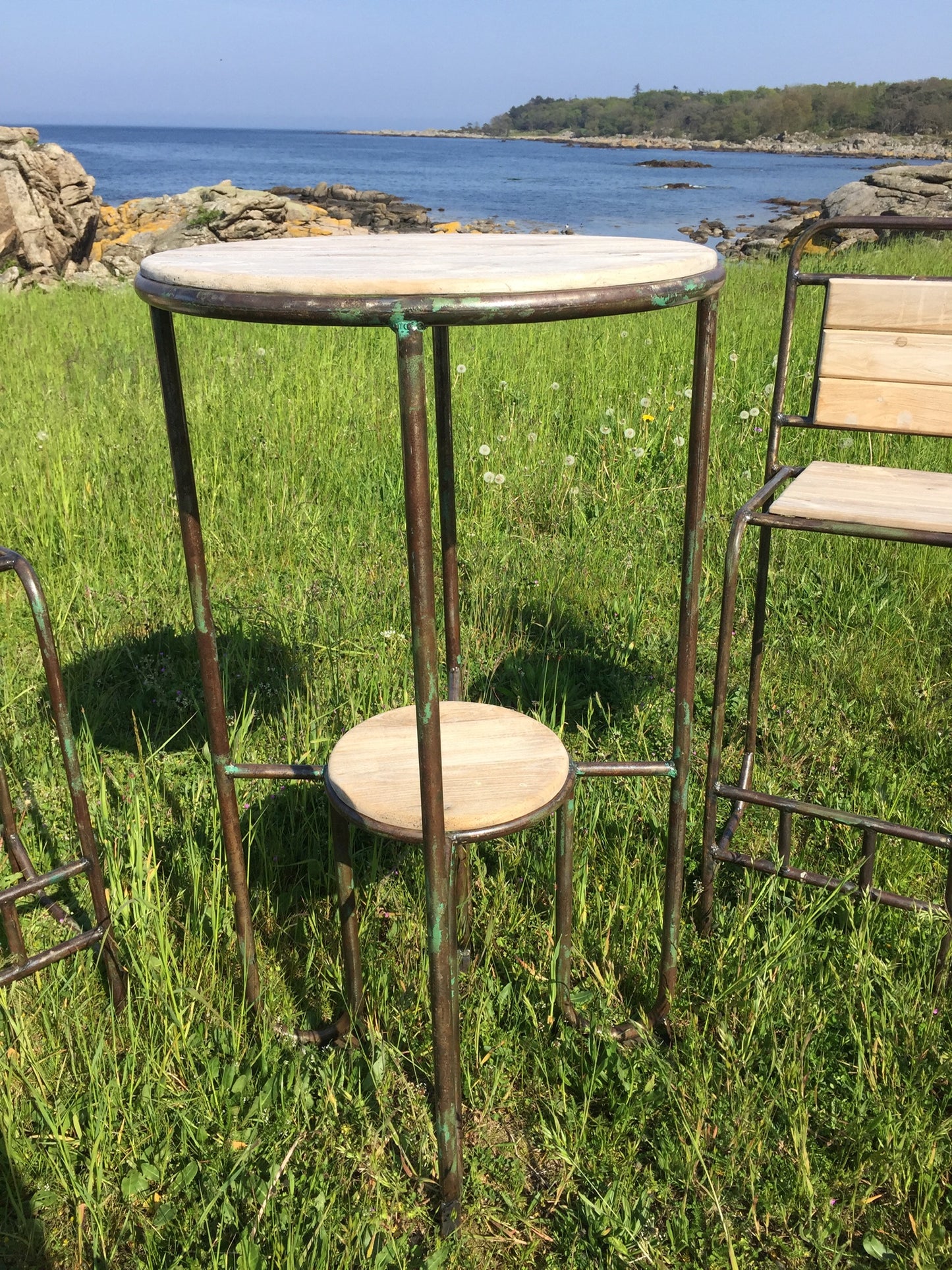 Roher und industrieller Bartisch mit zwei Barhockern