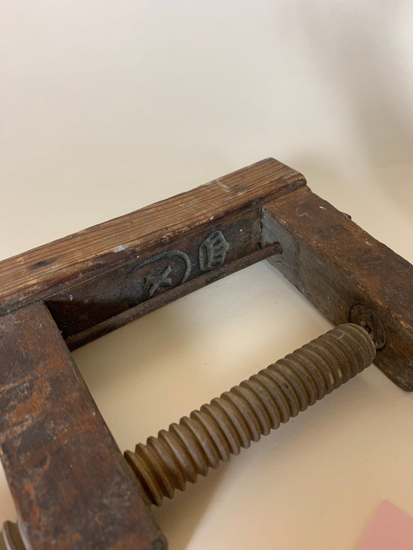 Schraubzwinge mit schönen Details